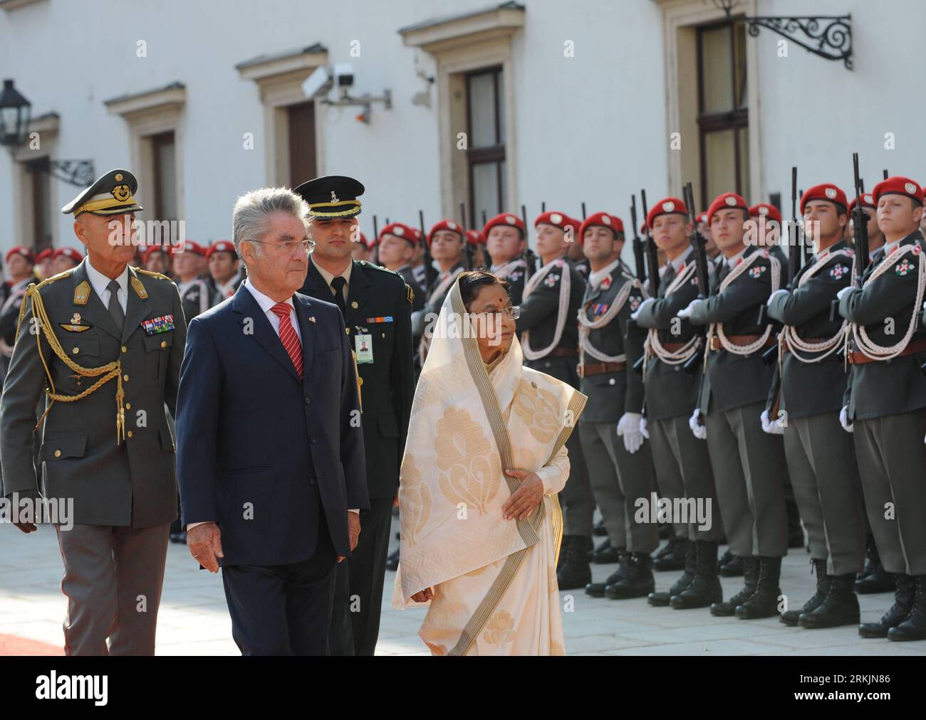 Bildnummer: 56148472  Datum: 05.10.2011  Copyright: imago/Xinhua (111005) -- VIENNA, Oct. 5, 2011 (Xinhua) -- Austrian President Heinz Fischer (L Front) and Indian President Pratibha Devisingh Patil (2nd L Front) review the guard of honor during a welcoming ceremony in Vienna Oct. 5, 2011. (Xinhua/Xu Liang) (wn) AUSTRIA-INDIA-DIPLOMACY PUBLICATIONxNOTxINxCHN People Politik premiumd xns x0x 2011 quer      56148472 Date 05 10 2011 Copyright Imago XINHUA  Vienna OCT 5 2011 XINHUA Austrian President Heinz Fischer l Front and Indian President Pratibha Devi Singh Patil 2nd l Front REVIEW The Guard o Stock Photo