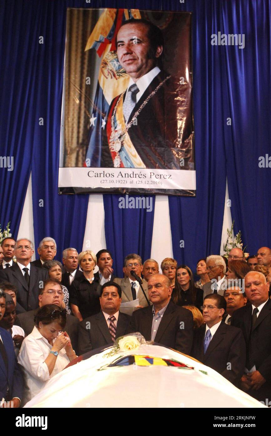 Bildnummer: 56150835  Datum: 05.10.2011  Copyright: imago/Xinhua (111006) -- CARACAS, Oct. 6, 2011 (Xinhua) -- Supporters of former Venezuelan President Carlos Andres Perez stand by his coffin in Caracas, capital of Venezuela, on Oct. 5, 2011. His remains were repatriated from Miami, where he died on December 2011. (Xinhua/Ana Mosquera/ABN) (zkr) VENEZUELA-CARACAS-FORMER PRESIDENT PUBLICATIONxNOTxINxCHN People Politik Tod Rückführung Überführung Sterbliche Überreste Trauer premiumd xbs x0x 2011 hoch      56150835 Date 05 10 2011 Copyright Imago XINHUA  Caracas OCT 6 2011 XINHUA Supporters of F Stock Photo