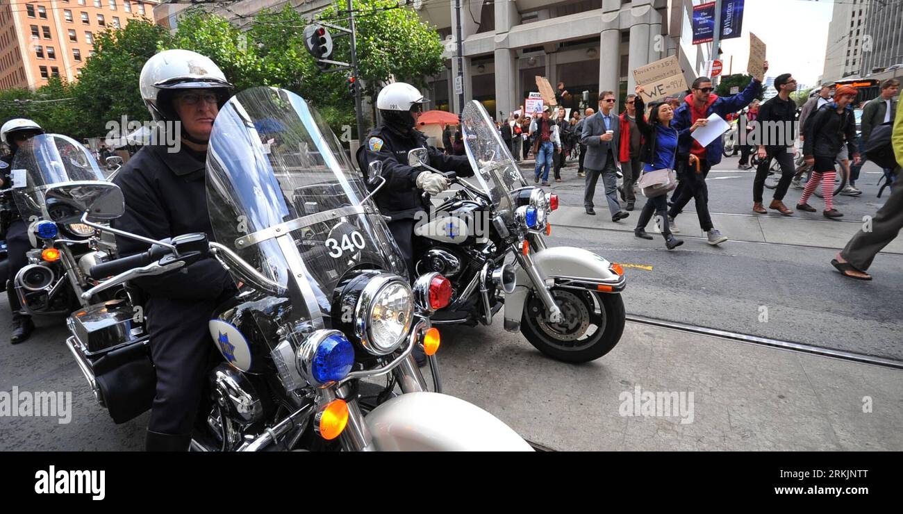 Bildnummer: 56152824  Datum: 05.10.2011  Copyright: imago/Xinhua (111006) -- SAN FRANCISCO, Oct. 6, 2011 (Xinhua) -- Policemen stay beside protesters affiliated with the Occupy Wall Street movement near the Federal Reserve Bank of San Francisco at Market Street in San Francisco, the United States, Oct. 5, 2011. (Xinhua/Liu Yilin) U.S.-SAN FRANCISCO-WALL STREET-PROTEST PUBLICATIONxNOTxINxCHN Gesellschaft Politik Demo Protest Finanzkrise USA x0x xtm 2011 quer premiumd      56152824 Date 05 10 2011 Copyright Imago XINHUA  San Francisco OCT 6 2011 XINHUA Policemen Stay Beside protesters Affiliated Stock Photo