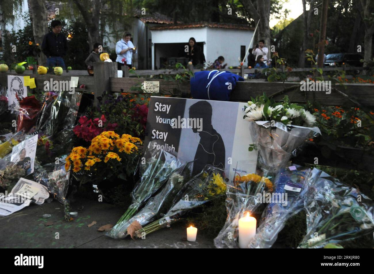 Bildnummer: 56158584  Datum: 07.10.2011  Copyright: imago/Xinhua (111008) -- PALO ALTO, Oct. 8, 2011 (Xinhua) -- pay their respects at a makeshift memorial on the sidewalk outside the home of Steve Jobs in Palo Alto, California, the United States, on Oct. 7, 2011. The funeral of Apple co-founder Steve Jobs was being held on Friday, according to local media. (Xinhua/Li Mi) (yc) U.S.-PALO ALTO-JOBS PUBLICATIONxNOTxINxCHN Wirtschaft Gesellschaft Trauer tot Gedenken Gründer Firmengründer xda x0x premiumd 2011 quer      56158584 Date 07 10 2011 Copyright Imago XINHUA  Palo Alto OCT 8 2011 XINHUA Pa Stock Photo