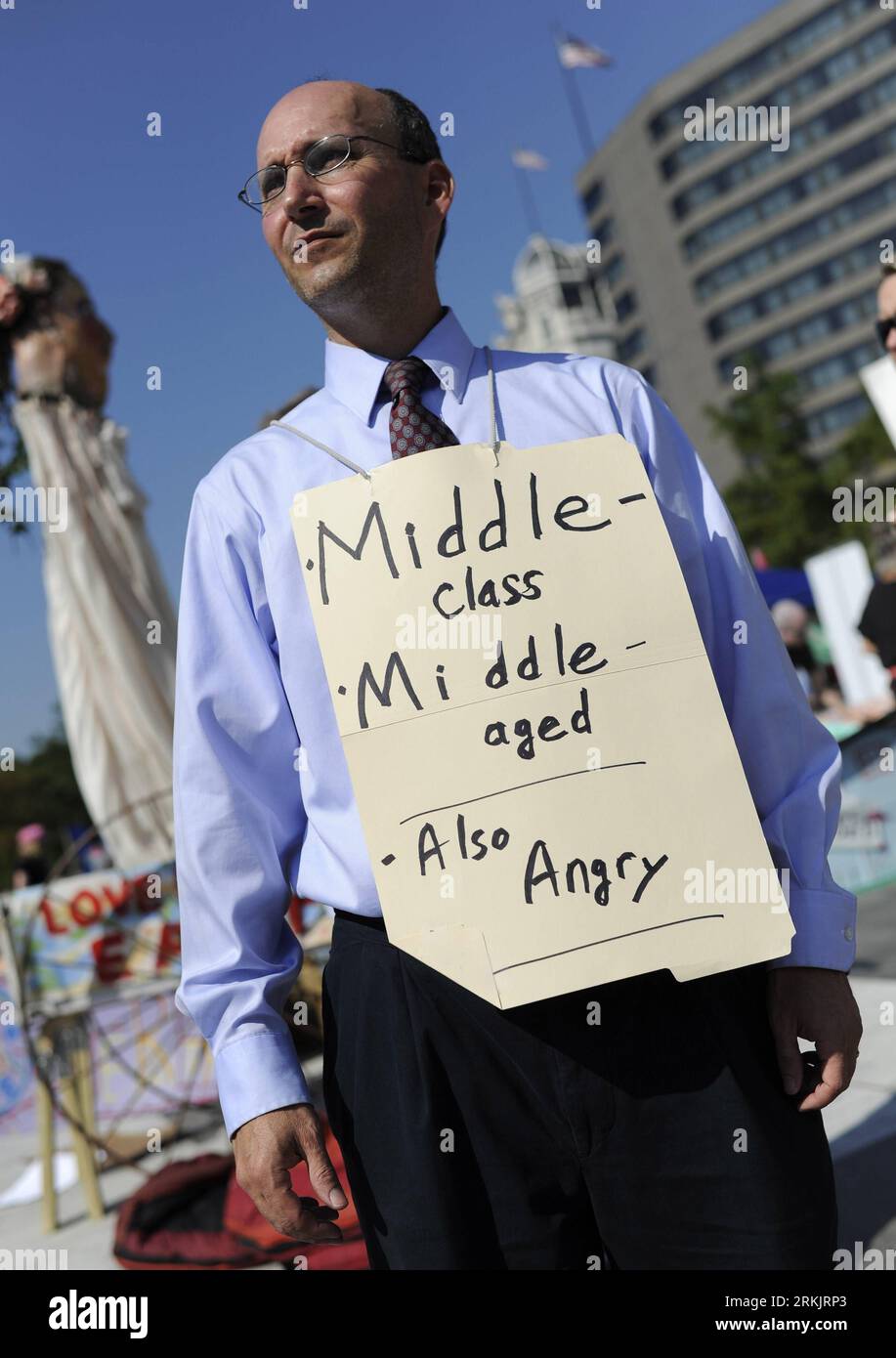 Bildnummer: 56159484  Datum: 08.10.2011  Copyright: imago/Xinhua (111008) -- WASHINGTON, Oct. 8, 2011 (Xinhua) -- A protestor holds a placard with Middle class, Middle aged, Also Angry during the Occupy D.C. movement at the Freedom Plaza in downtown Washington D.C., capital of the United States, Oct. 8, 2011. Inspired by Occupy Wall Street movement in New York, activists in Washington continued the Occupy D.C. movement on its third day, an offshoot of the occupy movement that s been going on around the country. (Xinhua/Zhang Jun) US-WASHINGTON-OCCUPY D.C.-PROTEST PUBLICATIONxNOTxINxCHN Gesells Stock Photo