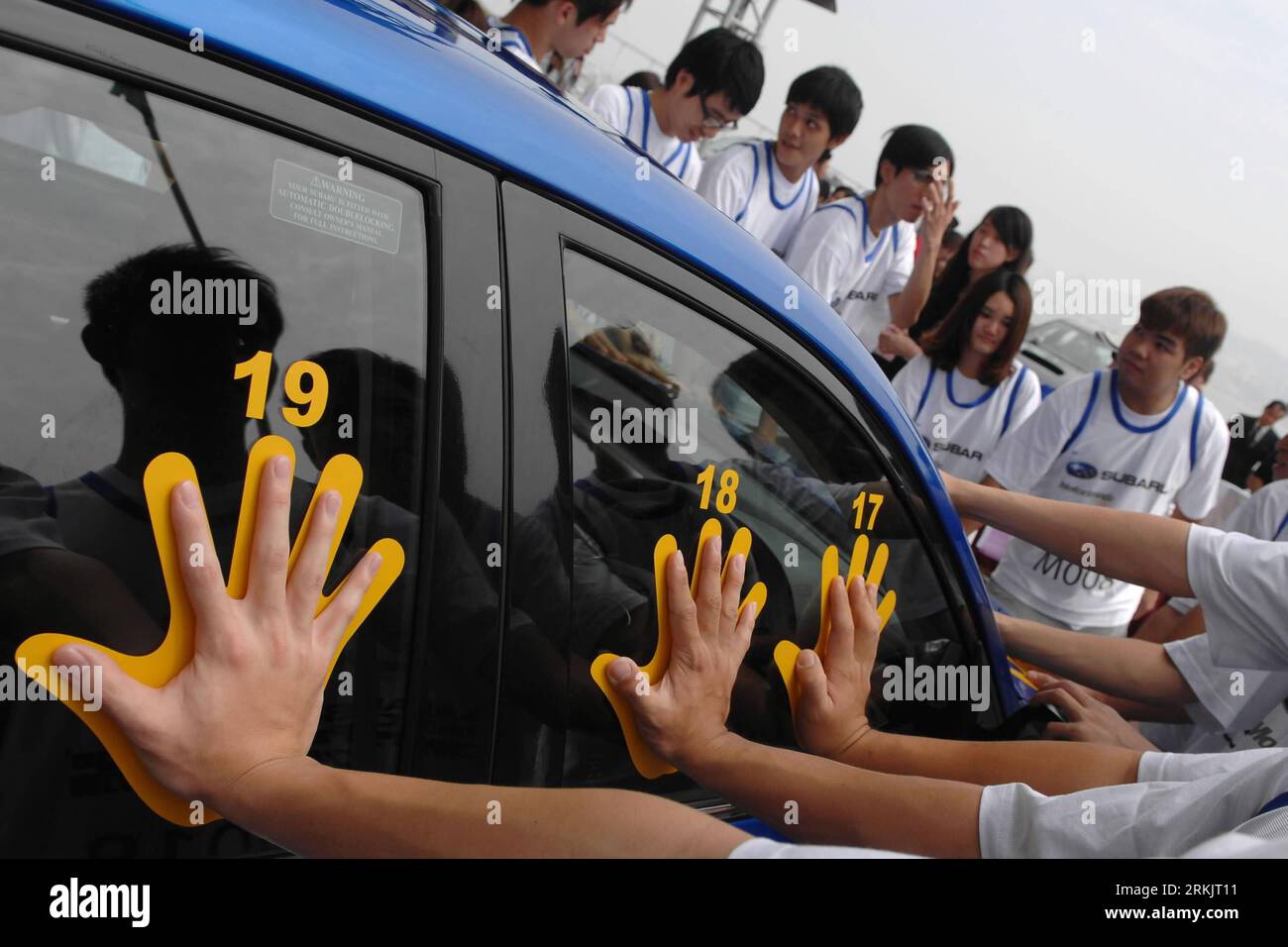 Bildnummer: 56161333  Datum: 09.10.2011  Copyright: imago/Xinhua (111009) -- MACAO, Oct. 9, 2011 (Xinhua) -- Competitors participate in the Subaru Palm Challenge 2011 in Macao, south China, Oct. 9, 2011. Contestants are asked to follow some instructions while sticking their right hands to a car for six hours. (Xinhua/Cheong Kam Ka)(cyl) CHINA-MACAO-SUBARU PALM CHALLENGE 2011 (CN) PUBLICATIONxNOTxINxCHN Gesellschaft Wettkampf kurios Auto berühren x0x xtm 2011 quer      56161333 Date 09 10 2011 Copyright Imago XINHUA  Macao OCT 9 2011 XINHUA Competitors participate in The Subaru Palm Challenge 2 Stock Photo