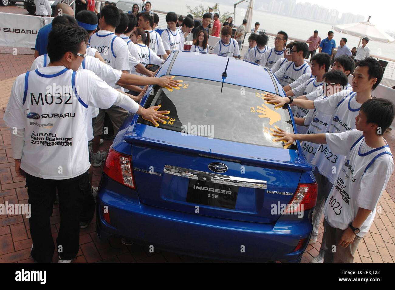 Bildnummer: 56161334  Datum: 09.10.2011  Copyright: imago/Xinhua (111009) -- MACAO, Oct. 9, 2011 (Xinhua) -- Competitors participate in the Subaru Palm Challenge 2011 in Macao, south China, Oct. 9, 2011. Contestants are asked to follow some instructions while sticking their right hands to a car for six hours. (Xinhua/Cheong Kam Ka)(cyl) CHINA-MACAO-SUBARU PALM CHALLENGE 2011 (CN) PUBLICATIONxNOTxINxCHN Gesellschaft Wettkampf kurios Auto berühren x0x xtm 2011 quer      56161334 Date 09 10 2011 Copyright Imago XINHUA  Macao OCT 9 2011 XINHUA Competitors participate in The Subaru Palm Challenge 2 Stock Photo