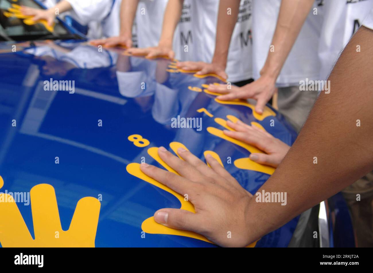 Bildnummer: 56161335  Datum: 09.10.2011  Copyright: imago/Xinhua (111009) -- MACAO, Oct. 9, 2011 (Xinhua) -- Competitors participate in the Subaru Palm Challenge 2011 in Macao, south China, Oct. 9, 2011. Contestants are asked to follow some instructions while sticking their right hands to a car for six hours. (Xinhua/Cheong Kam Ka)(cyl) CHINA-MACAO-SUBARU PALM CHALLENGE 2011 (CN) PUBLICATIONxNOTxINxCHN Gesellschaft Wettkampf kurios Auto berühren x0x xtm 2011 quer      56161335 Date 09 10 2011 Copyright Imago XINHUA  Macao OCT 9 2011 XINHUA Competitors participate in The Subaru Palm Challenge 2 Stock Photo