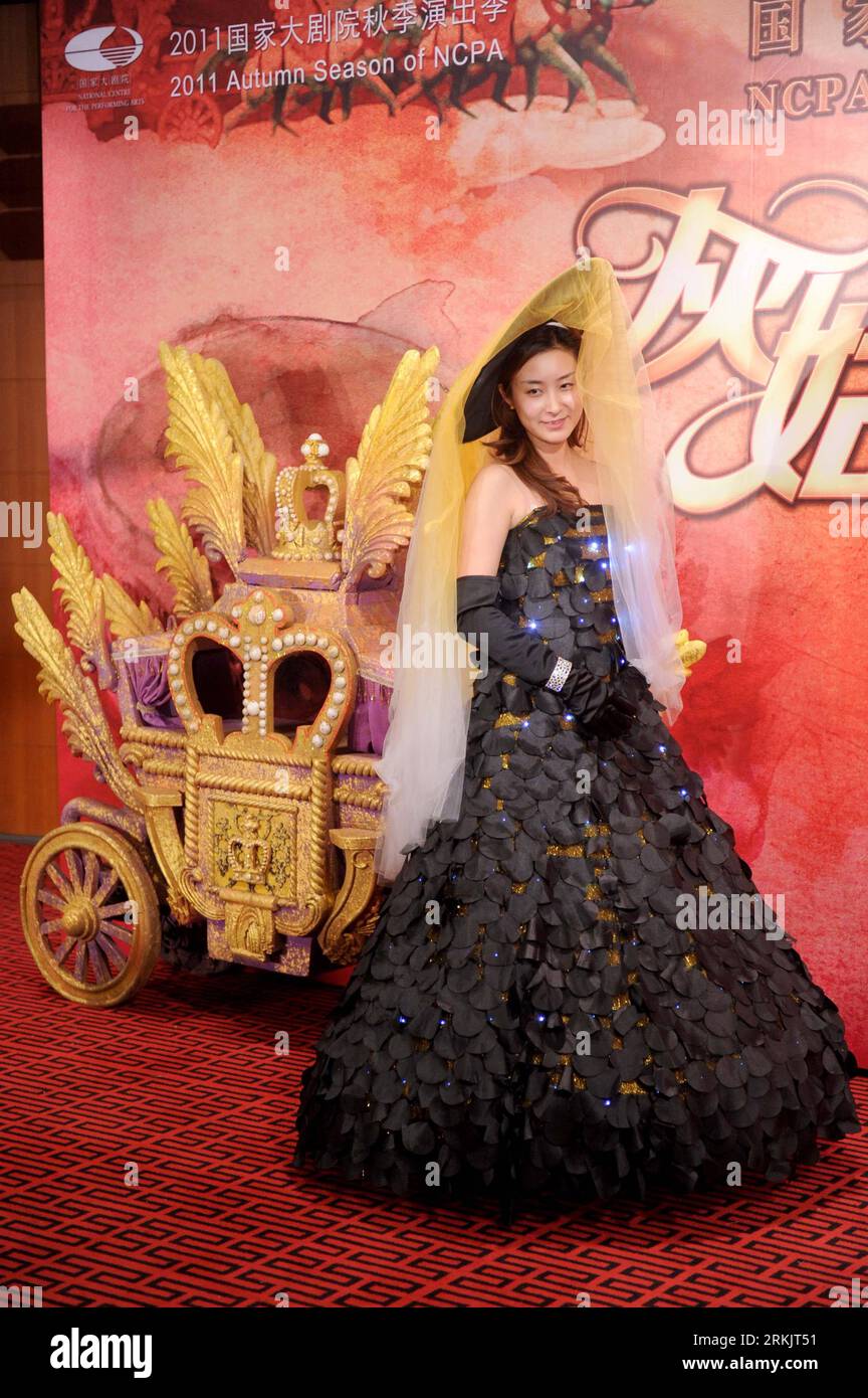 Bildnummer: 56161892  Datum: 09.10.2011  Copyright: imago/Xinhua (111009) -- BEIJING, Oct. 9, 2011 (Xinhua) -- A spectator wearing Angelina s dress poses for a photo on the press conference of the opera La Cenerentola in Beijing, capital of China, Oct. 9, 2011. La Cenerentola, a three-act opera adapted by Gioachino Rossini, will be presented on the stage in Beijing from Oct. 20 to Oct. 23. The National Centre for the Performing Arts(NCPA) invited the international crew to create this well-known comic opera. (Xinhua/Luo Xiaoguang) (jy) CHINA-BEIJING-OPERA PUBLICATIONxNOTxINxCHN People Musik Kul Stock Photo