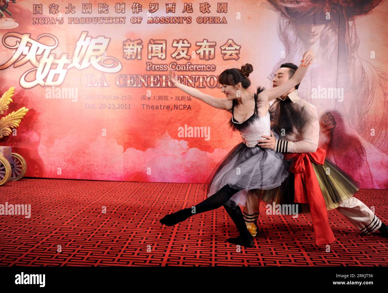 Bildnummer: 56161893  Datum: 09.10.2011  Copyright: imago/Xinhua (111009) -- BEIJING, Oct. 9, 2011 (Xinhua) -- Artists perform the first episode of the opera La Cenerentola on the press conference in Beijing, capital of China, Oct. 9, 2011. La Cenerentola, a three-act opera adapted by Gioachino Rossini, will be presented on the stage in Beijing from Oct. 20 to Oct. 23. The National Centre for the Performing Arts(NCPA) invited the international crew to create this well-known comic opera. (Xinhua/Luo Xiaoguang) (jy) CHINA-BEIJING-OPERA PUBLICATIONxNOTxINxCHN People Musik Kultur Oper PK x0x xtm 2 Stock Photo