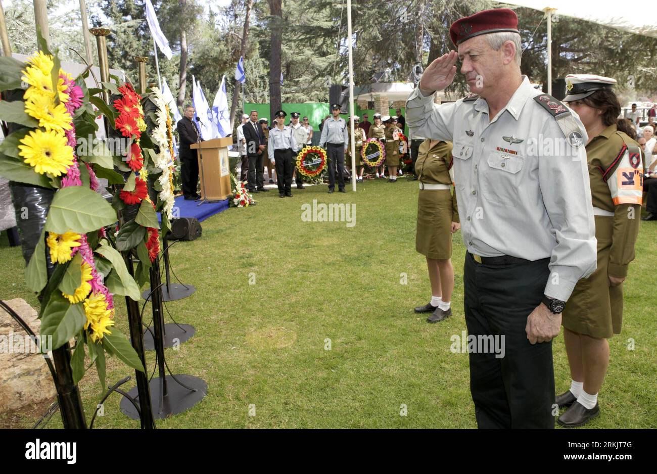 Bildnummer: 56161866  Datum: 09.10.2011  Copyright: imago/Xinhua (111009) -- JERUSALEM, Oct. 9, 2011 (Xinhua) -- Israeli defense forces Chief of Staff Benny Ganz gives salute to victims of the Yom Kippur War in 1973 at the Mount Herzl military cemetery in Jerusalem, Israel, Oct. 9, 2011. Egyptian and Syrian armies launched a surprise attack against Israeli soldiers on Yom Kippur, the holiest day in Judaism, on Oct. 6, 1973, killing over 2,600 Israeli soldiers. (Xinhua/Ariel Jerozolimski) (lmm) MIDEAST-ISRAEL-YOM KIPPUR WAR-ANNIVERSARY PUBLICATIONxNOTxINxCHN Gesellschaft Gedenken Opfer Trauer F Stock Photo