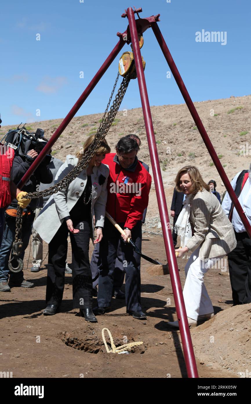 Bildnummer: 56178380 Datum: 13.10.2011 Copyright: imago/Xinhua (111014) -- COPIAPO (CHILE), Oct. 14, 2011 (Xinhua) -- Chilean first lady Cecilia Morel, Chilean Energy and Mining Minister Laurence Golborne who was in charge of the rescue work and a representative of rescued miners lay a foundation of a monument during an event to mark the mine rescue s anniversary is held in the northern city of Copiapo, where the accident took place trapping 33 miners for 69 days, in Chile, on Oct. 13, 2011. A sober religious ceremony was held at the event with the presence of 20 of the 33 rescued miners. (X Stock Photo