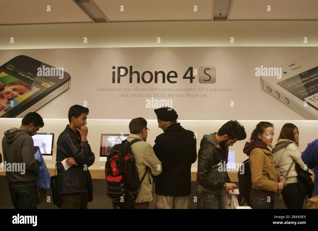 ショップ S New apple phones hi-res stock photography and images - Page