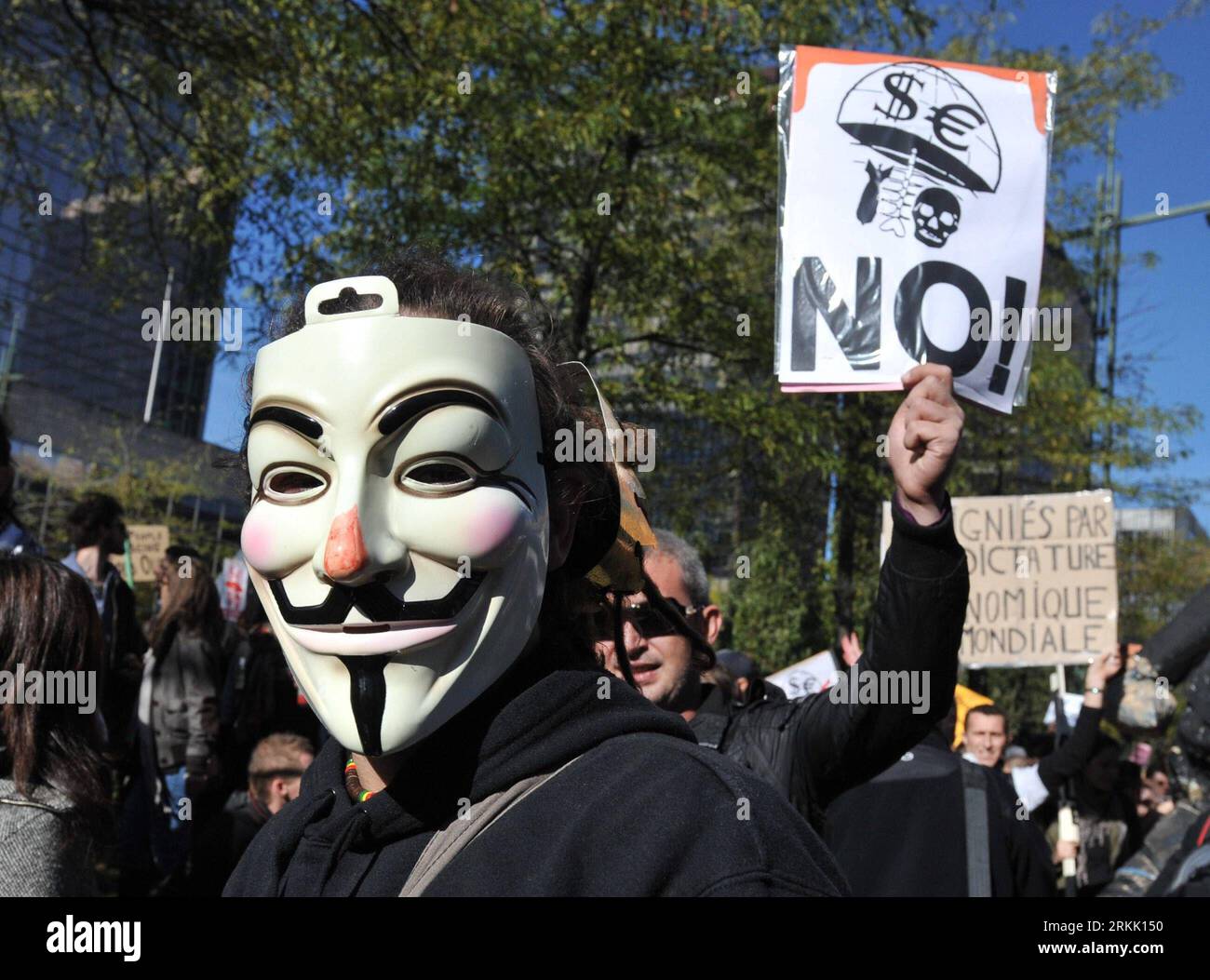 Bildnummer: 56182631  Datum: 15.10.2011  Copyright: imago/Xinhua (111015) -- BRUSSELS, Oct. 15, 2011(Xinhua) -- A masked-protestor takes part in a demonstration in Brussels, capital of Belgium on October 15, 2011. Protesters launched street demonstrations in more than 900 cities worldwide on Saturday, respond the Occupy Wall Street and Indignant movements, against capitalism and banking system. (Xinhua/Wu Wei)(yt) BELGIUM-BRUSSELS-ECONOMY-PROTEST PUBLICATIONxNOTxINxCHN Gesellschaft Politik Wirtschaft Protest Demo Finanzkrise Demo Occupy Finanzwirtschaft Antikapitalismus Anti Kapitalismus Kapit Stock Photo