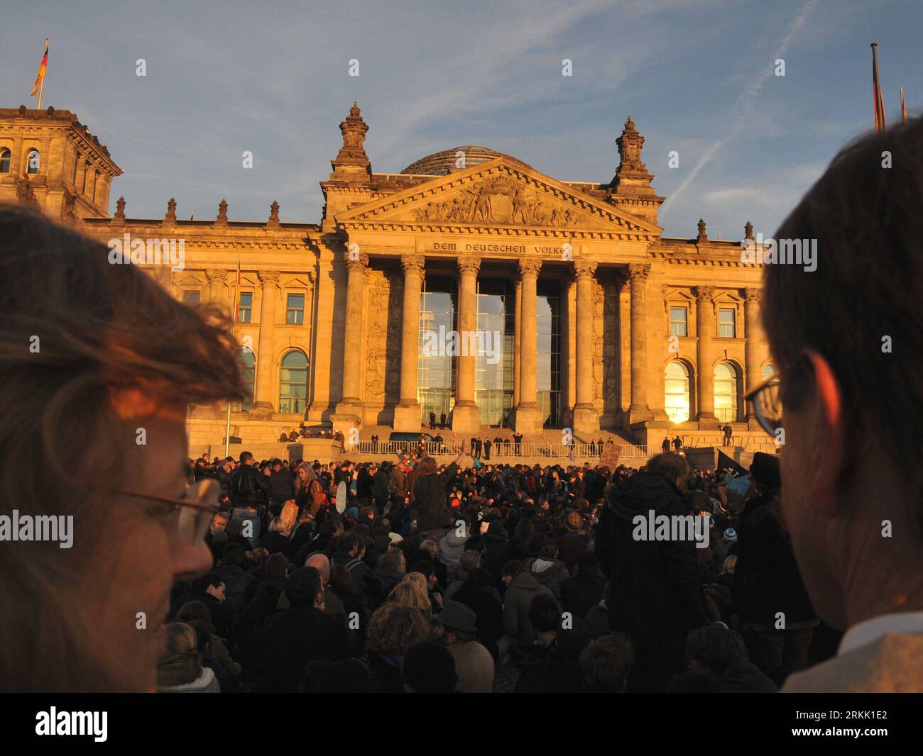 Bildnummer: 56184159  Datum: 15.10.2011  Copyright: imago/Xinhua (111016) -- BERLIN, Oct. 16, 2011 (Xinhua) -- Protestors gather in front of the Parliament Building in Berlin, capital of Germany, Oct. 15, 2011, in a solidarity with the Occupy  protests which spread to cities in more than 80 countries around the world on Saturday. (Xinhua/Wang Pingping) GERMANY-BERLIN-ECONOMIC-PROTEST PUBLICATIONxNOTxINxCHN Gesellschaft Politik Wirtschaft Protest Demo Finanzkrise Finanzwirtschaft Wirtschaftskrise Krise Banken xbs x0x 2011 quer premiumd  o0 Wirtschaft Banken Bankenprotest Anti Kapitalismus Antik Stock Photo