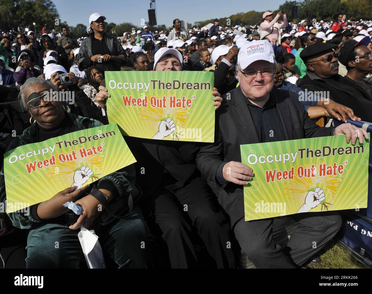 Bildnummer: 56186314  Datum: 16.10.2011  Copyright: imago/Xinhua (111016) -- WASHINGTON, Oct. 16, 2011 (Xinhua) -- hold banners with words Occupy The Dream, Weed Out Hate written on at the dedication ceremony of the Martin Luther King, Jr. Memorial in Washington, the United States, Oct. 16, 2011. Tens of thousand of people  attended the ceremony. (Xinhua/Zhang Jun) US-WASHINGTON-MARTIN LUTHER KING-DEDICATION CEREMONY PUBLICATIONxNOTxINxCHN Gesellschaft Politik USA Einweihung Denkmal xns x1x 2011 quer     56186314 Date 16 10 2011 Copyright Imago XINHUA  Washington OCT 16 2011 XINHUA Hold Banner Stock Photo