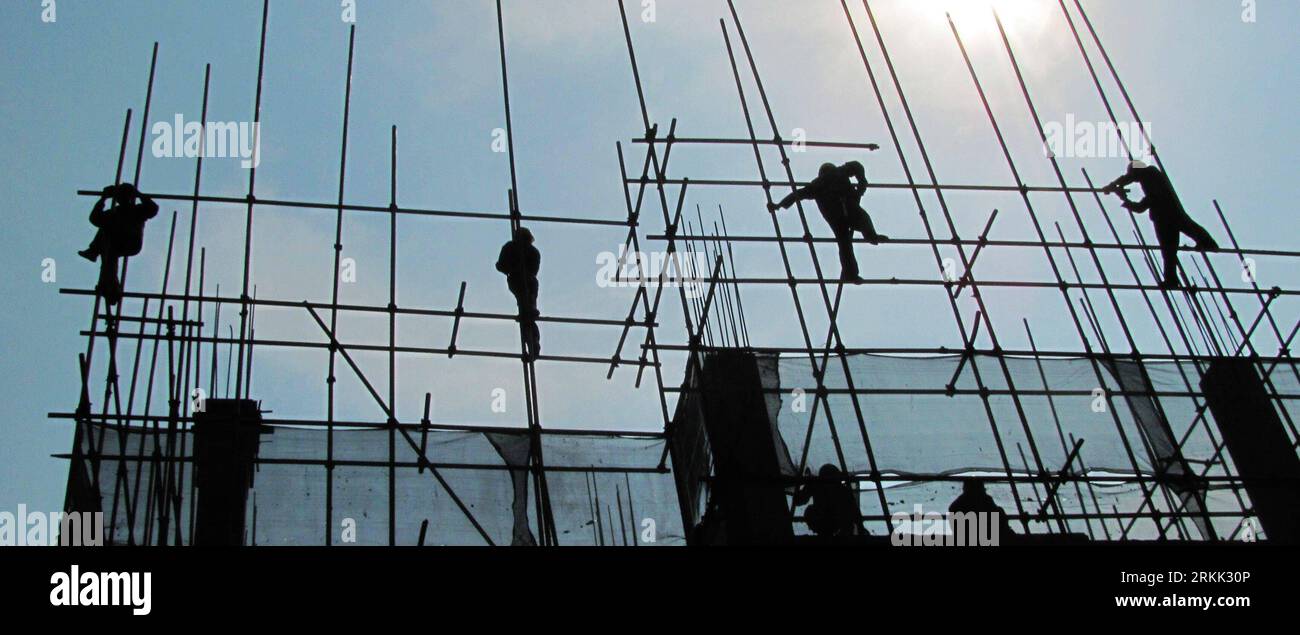 Bildnummer: 56193039  Datum: 18.10.2011  Copyright: imago/Xinhua (111018) -- SHIYAN, Oct. 18, 2011 (Xinhua) -- Workers stands on the scaffolding in Shiyan, central China s Hubei Province, Sept. 25, 2011. Investment in the China s property sector in the first nine months of 2011 rose 32 percent year-on-year to reach 4.42 trillion yuan. The rise was 0.9 percentage points lower than that in the first half. About 3.18 trillion yuan went into residential housing, an increase of 35.2 percent from the same period last year, according to the National Bureau of Statistics (NBS) Tuesday. (Xinhua/Cao Zho Stock Photo