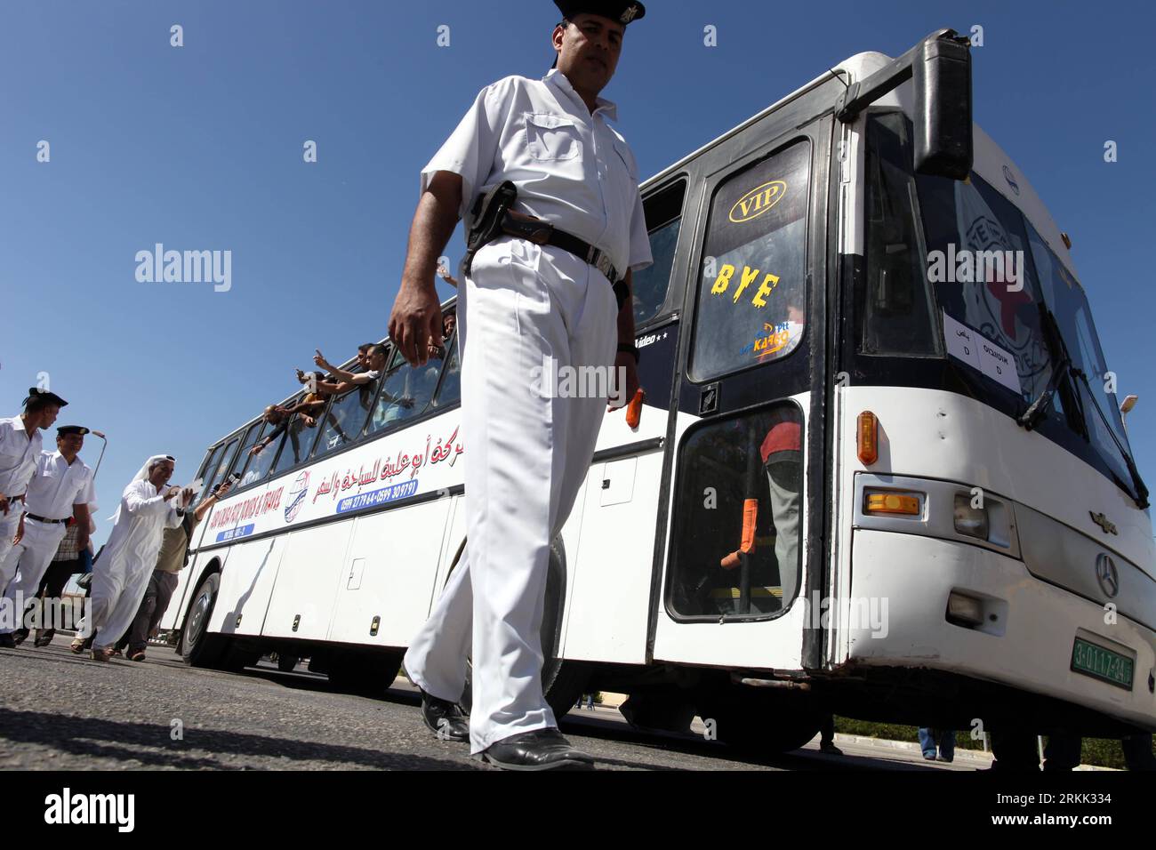 Bildnummer: 56192520  Datum: 18.10.2011  Copyright: imago/Xinhua (111018) -- RAFAH, Oct. 18, 2011 (Xinhua) -- Egyptian police officers stand guard as a convoy of buses transporting freed Palestinian prisoners from Israeli jails leave the Egyptian terminal of the Rafah border crossing, Egypt, Oct. 18, 2011. Hamas and Israel reached a prison swap deal last week.  (Xinhua/Wissam Nassar)(msq) EGYPT-RAFAH-PALESTINIAN PRISONER-RELEASE PUBLICATIONxNOTxINxCHN Gesellschaft Politik Gefangenenaustausch Austausch Gefangene Freilassung Heimkehr Ankunft Palästina Palästinenser x0x xsk 2011 quer     56192520 Stock Photo