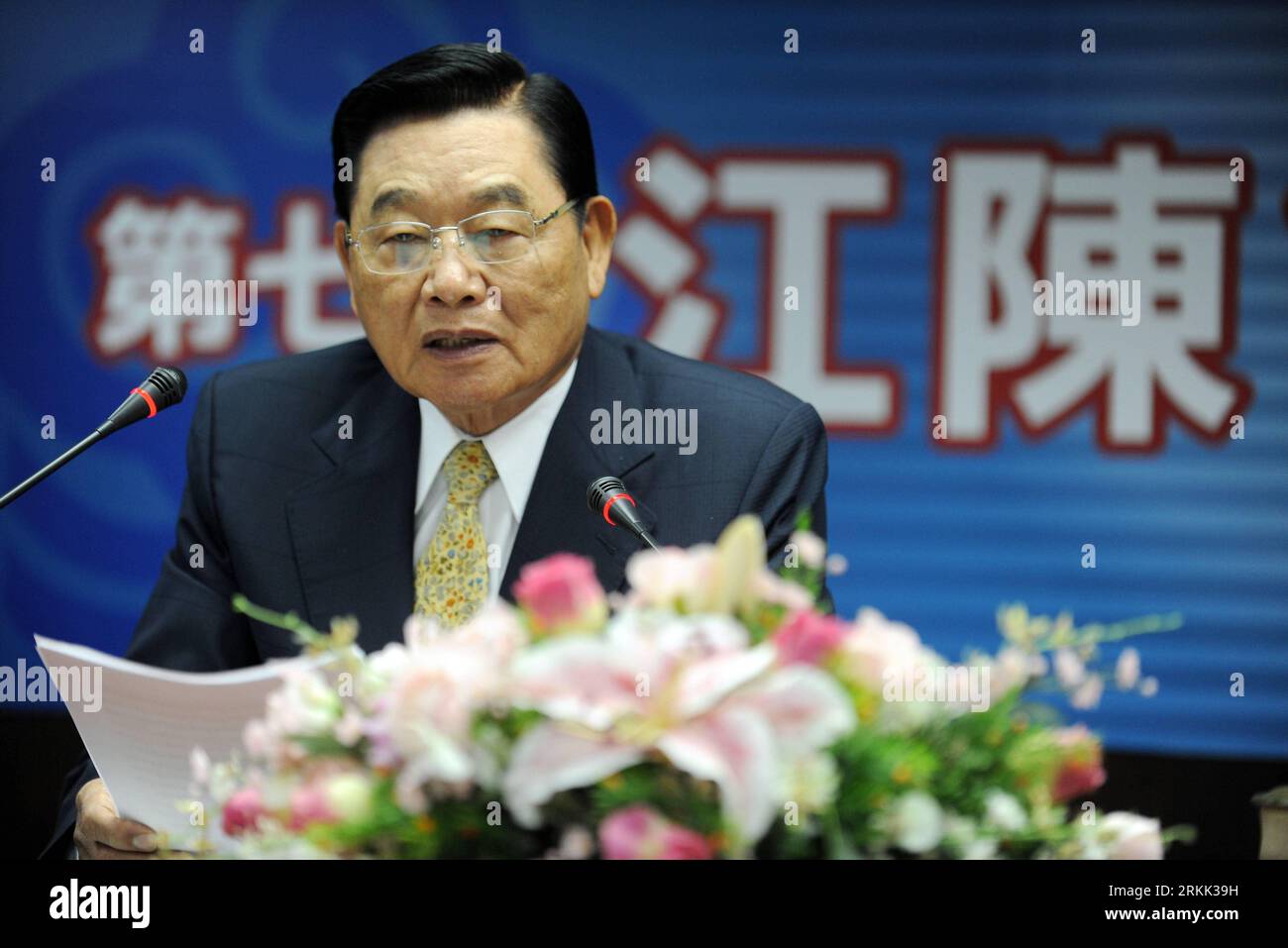 Bildnummer: 56193153  Datum: 18.10.2011  Copyright: imago/Xinhua (111018) -- TAIPEI, Oct. 18. 2011 (Xinhua) -- Chiang Pin-kung, chairman of Taiwan s Straits Exchange Foundation (SEF), addresses a press conference in Taipei, southeast China s Taiwan, Oct. 18, 2011, introducing the upcoming 7th talks between mainland and Taiwan negotiators. Negotiators from the Chinese mainland s Association for Relations Across the Taiwan Straits (ARATS) and Taiwan s SEF will hold talks from Oct. 19 to 21 in the northern city of Tianjin. (Xinhua/Wu Ching-teng) (ry) CHINA-TAIPEI-CROSS-STRAIT-TALKS (CN) PUBLICATI Stock Photo