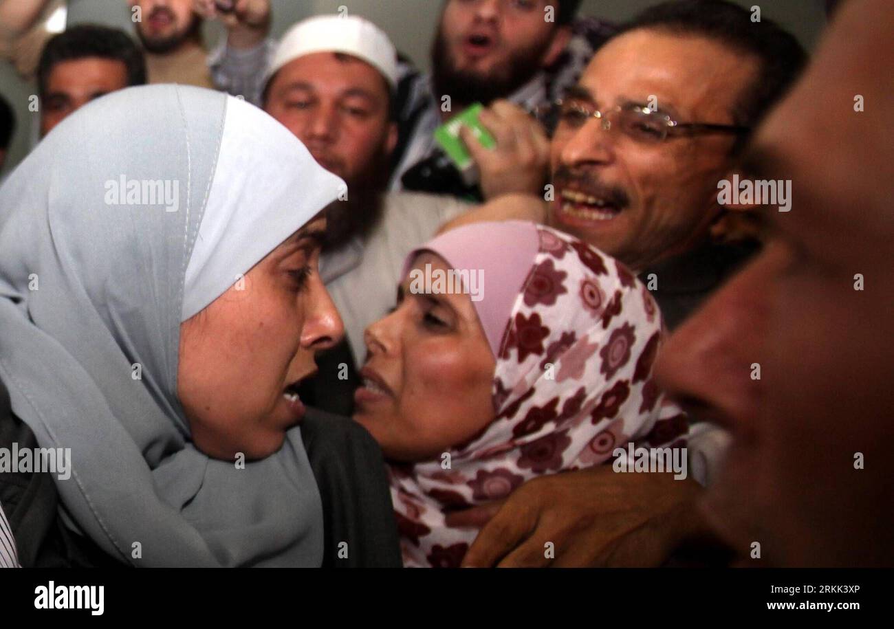 Bildnummer: 56195768  Datum: 18.10.2011  Copyright: imago/Xinhua (111019) -- AMMAN, Oct. 19, 2011 (Xinhua) -- Ahlam Tamimi (L), a Jordanian female prisoner of Palestinian origin released from an Israeli prison, is welcomed by relatives upon her arrival at Queen Alia international airport in Jordan s capital of Amman, Oct. 18, 2011. Tamimi had been sentenced to 16 life terms for her involvement in a suicide bombing attack on the Sbarro Pizzeria in Jerusalem in August 2001. (Xinhua/Mohammad Abu Ghosh) (yc) JORDAN-AMMAN-ISRAEL-PRISONER PUBLICATIONxNOTxINxCHN Gesellschaft Politik Gefangenenaustaus Stock Photo