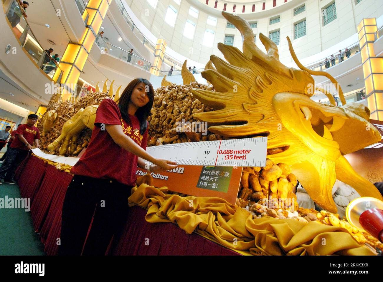 Bildnummer: 56195773  Datum: 19.10.2011  Copyright: imago/Xinhua (111019) -- KUALA LUMPUR, Oct. 19, 2011 (Xinhua) -- Staff members measure the length of a huge dragon sculpture which is made of ginger and lotus root in a shop in Kuala Lumpur, Malaysia, Oct. 19, 2011. The dragon sculpture measures 10.688 meters long and it took 20 workers in 2 months time in making. (Xinhua/Chong Voon Chung) MALAYSIA-KUALA LUMPUR-DRAGON MADE OF GINGER PUBLICATIONxNOTxINxCHN Gesellschaft Skulptur Figur Drachen Ingwer Lotoswurzel Kurios xbs x0x 2011 quer premiumd      56195773 Date 19 10 2011 Copyright Imago XINH Stock Photo