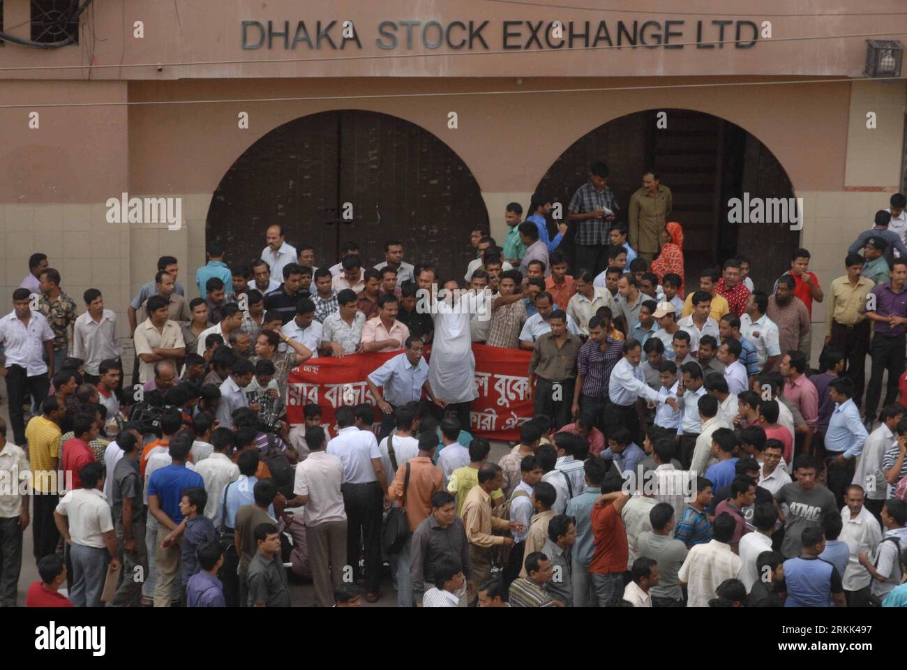 Bildnummer: 56196269  Datum: 19.10.2011  Copyright: imago/Xinhua (111019) -- DHAKA, Oct. 19, 2011 (Xinhua) -- Angry investors demonstrate in front of Dhaka Stock Exchange building in Dhaka, capital of Bangladesh, on Oct. 19, 2011. A group of small investors continued their demonstration in front of Bangladesh s main bourse building in Dhaka on Sunday, protesting steep fall in prices. (Xinhua/Shariful Islam) BANGLADESH-DHAKA-INVESTORS PROTEST PUBLICATIONxNOTxINxCHN Gesellschaft Wirtschaft Börse Demo Protest Inflation Preisverfall premiumd xbs x0x 2011 quer      56196269 Date 19 10 2011 Copyrigh Stock Photo