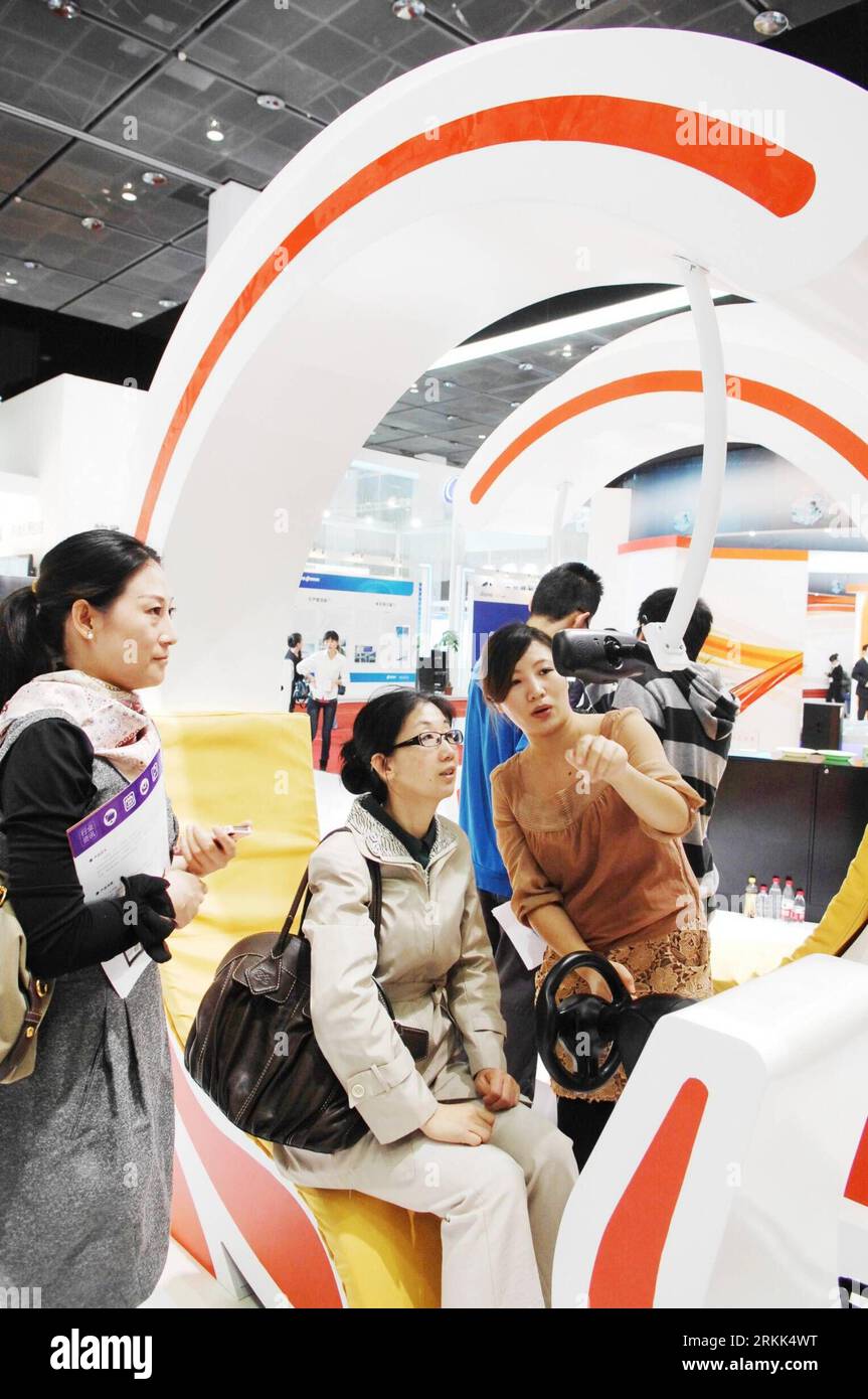 Bildnummer: 56199949  Datum: 20.10.2011  Copyright: imago/Xinhua (111020) -- WUXI, Oct. 20, 2011 (Xinhua) -- A visitor experiences a navigation system with IOT technology at the 2011 China International Internet of Things Exposition (IOT Expo 2011) in Wuxi of east China s Jiangsu Province, Oct. 20, 2011. The IOT Expo 2011 kicked off here on Thursday, attracting more than 600 companies from at home and abroad. (Xinhua/Shen Peng) (xzj) CHINA-JIANGSU-WUXI-IOT EXPO 2011 (CN) PUBLICATIONxNOTxINxCHN Wirtschaft Elektroindustrie Elektronikmesse der Dinge Messe xns x2x 2011 hoch o0 Navigationssystem Stock Photo