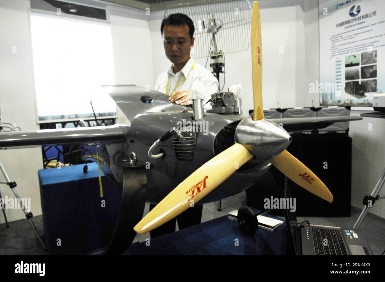 Bildnummer: 56199945  Datum: 20.10.2011  Copyright: imago/Xinhua (111020) -- WUXI, Oct. 20, 2011 (Xinhua) -- A staff member adjusts a plane model with IOT technology at the 2011 China International Internet of Things Exposition (IOT Expo 2011) in Wuxi of east China s Jiangsu Province, Oct. 20, 2011. The IOT Expo 2011 kicked off here on Thursday, attracting more than 600 companies from at home and abroad. (Xinhua/Shen Peng) (xzj) CHINA-JIANGSU-WUXI-IOT EXPO 2011 (CN) PUBLICATIONxNOTxINxCHN Wirtschaft Elektroindustrie Elektronikmesse der Dinge Messe xns x2x 2011 quer o0 Flugzeug, Modell, Modellf Stock Photo
