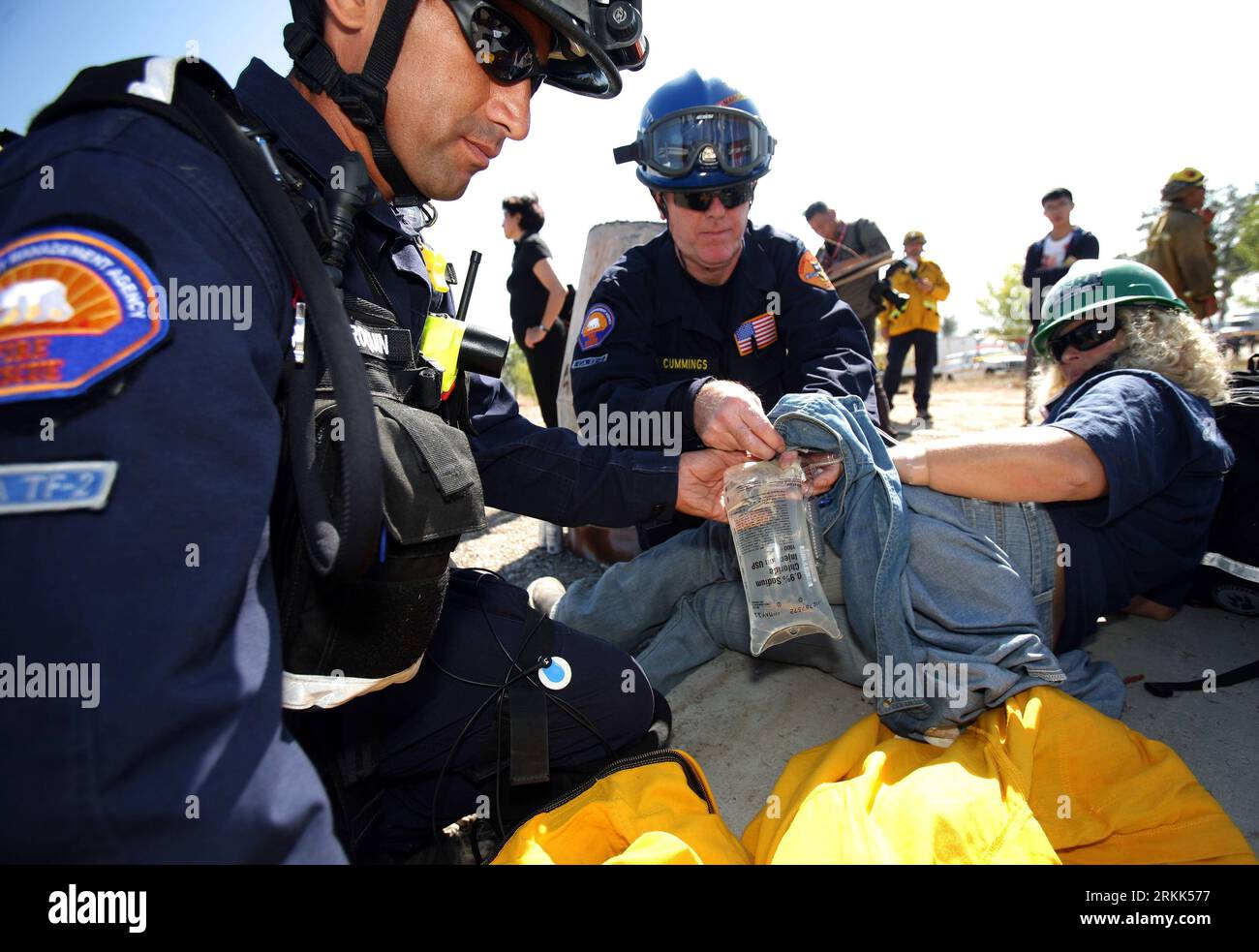 Bildnummer: 56201228  Datum: 20.10.2011  Copyright: imago/Xinhua (111021) -- LOS ANGELES, Oct. 21, 2011 (Xinhua) -- Members of the Los Angeles County Fire Department give first aid to a trapped survivor during a simulation cases of earthquake emergency as part of an earthquake drill in Northridge, California, Oct. 20, 2011. According to the organizers, for the fourth year in a row, 8.2 million statewide registered to take part in the exercise, surpassing last year s record total 7.9 million participants. (Xinhua/Ringo H.W. Chiu) (dtf) US-LOS ANGELES-EARTHQUAKE DRILL PUBLICATIONxNOTxINxCHN Gese Stock Photo