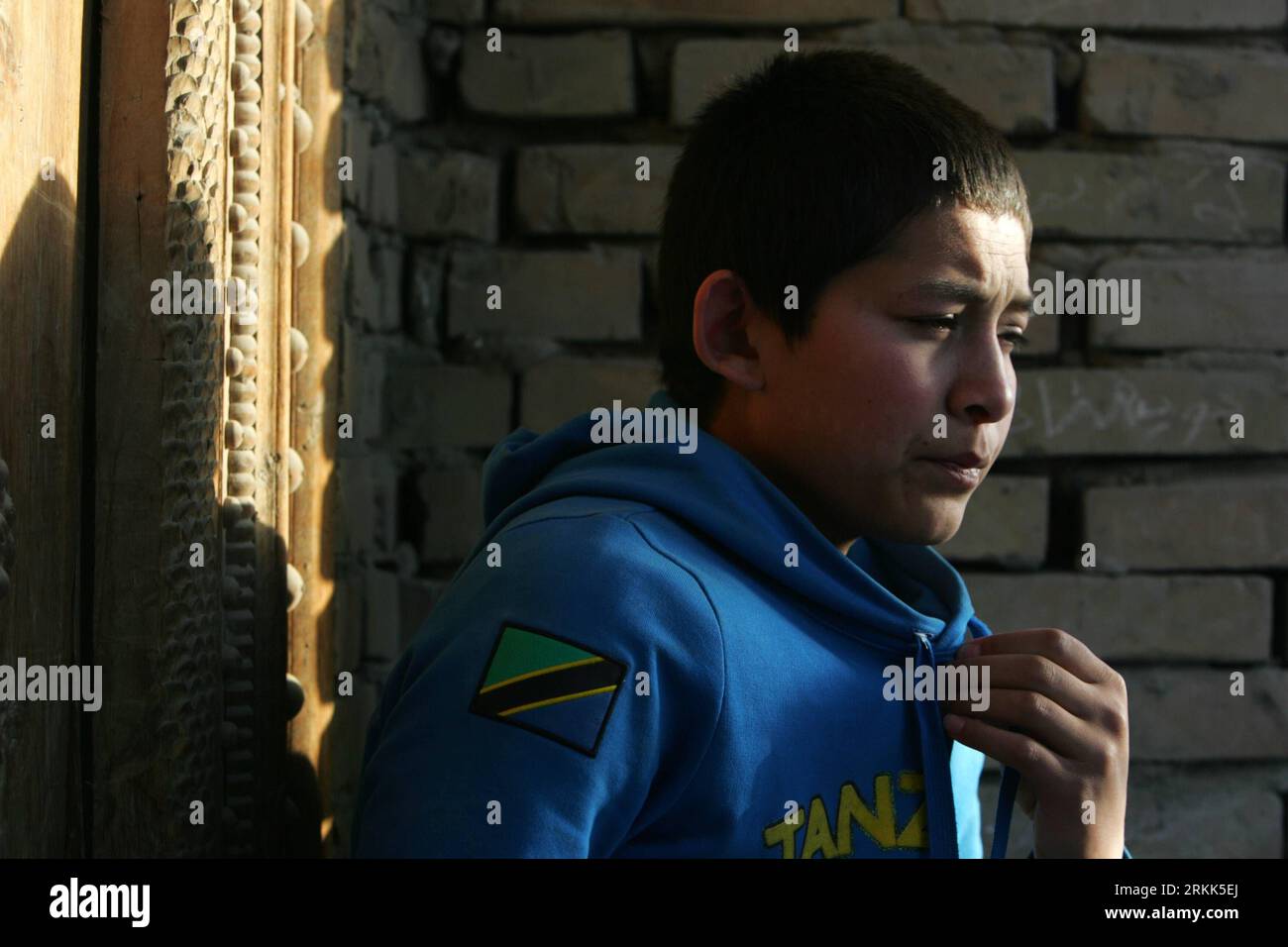 Bildnummer: 56203554  Datum: 21.10.2011  Copyright: imago/Xinhua (111021) -- KASHGAR, Oct. 21, 2011 (Xinhua) -- The 18-year-old vagrant boy Weliy stands at the gate of his home in Yarkant County, northwest China s Xinjiang Uygur Autonomous Region, Oct. 18, 2011. I want to have a happy family , said Amangul, a 16-year-old vagrant child who has been rescued from southwest China s Kunming City. In the first ten months of 2011, the relief management station in Kashgar has brought 221 native Xinjiang children back. The little girl Amangul and other nine children, who are aged between 15 and 19, wer Stock Photo