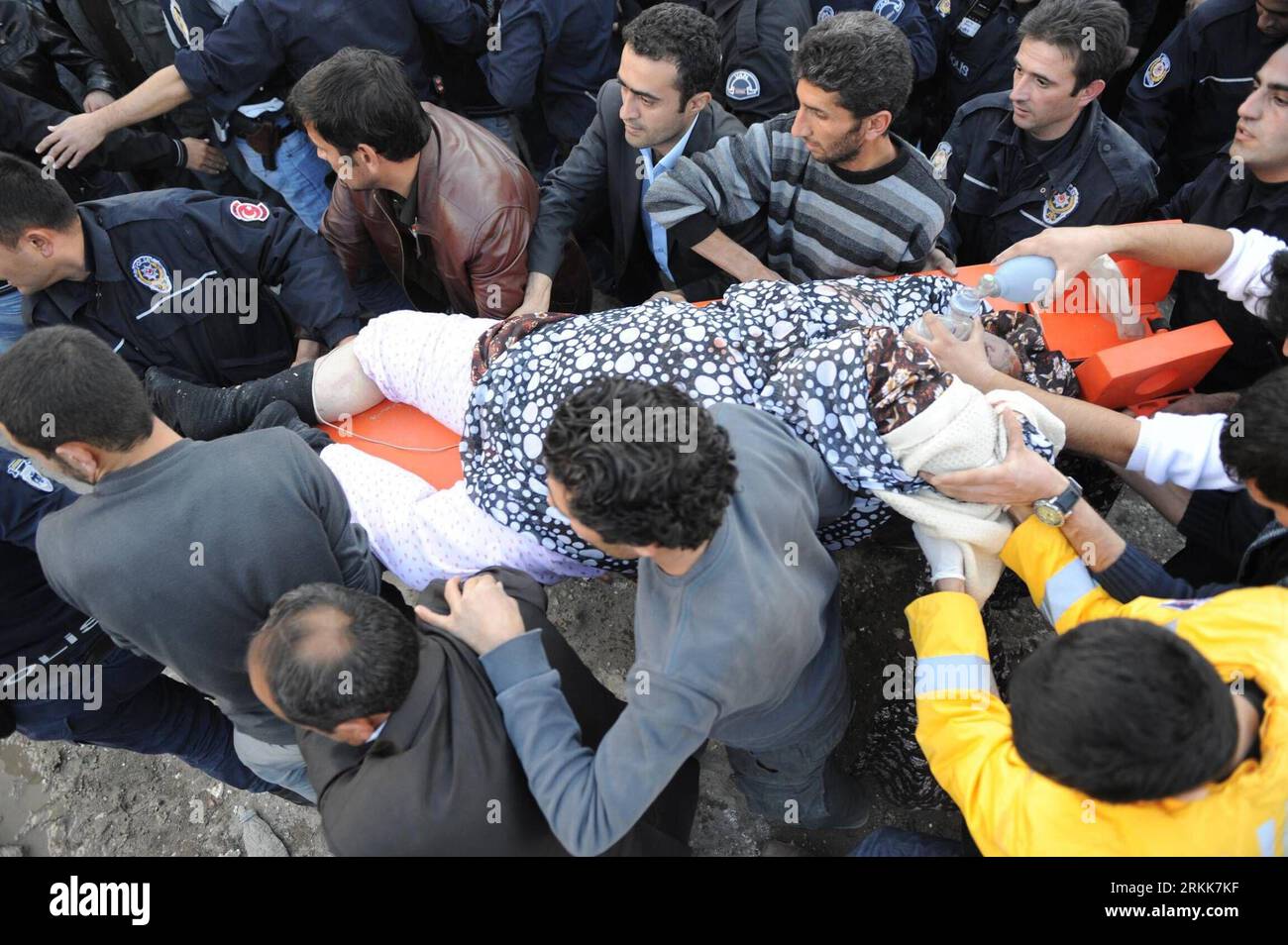 Turkey earthquake 2011 hi-res stock photography and images Turkey earthquake 2011 hi-res stock photography and images
