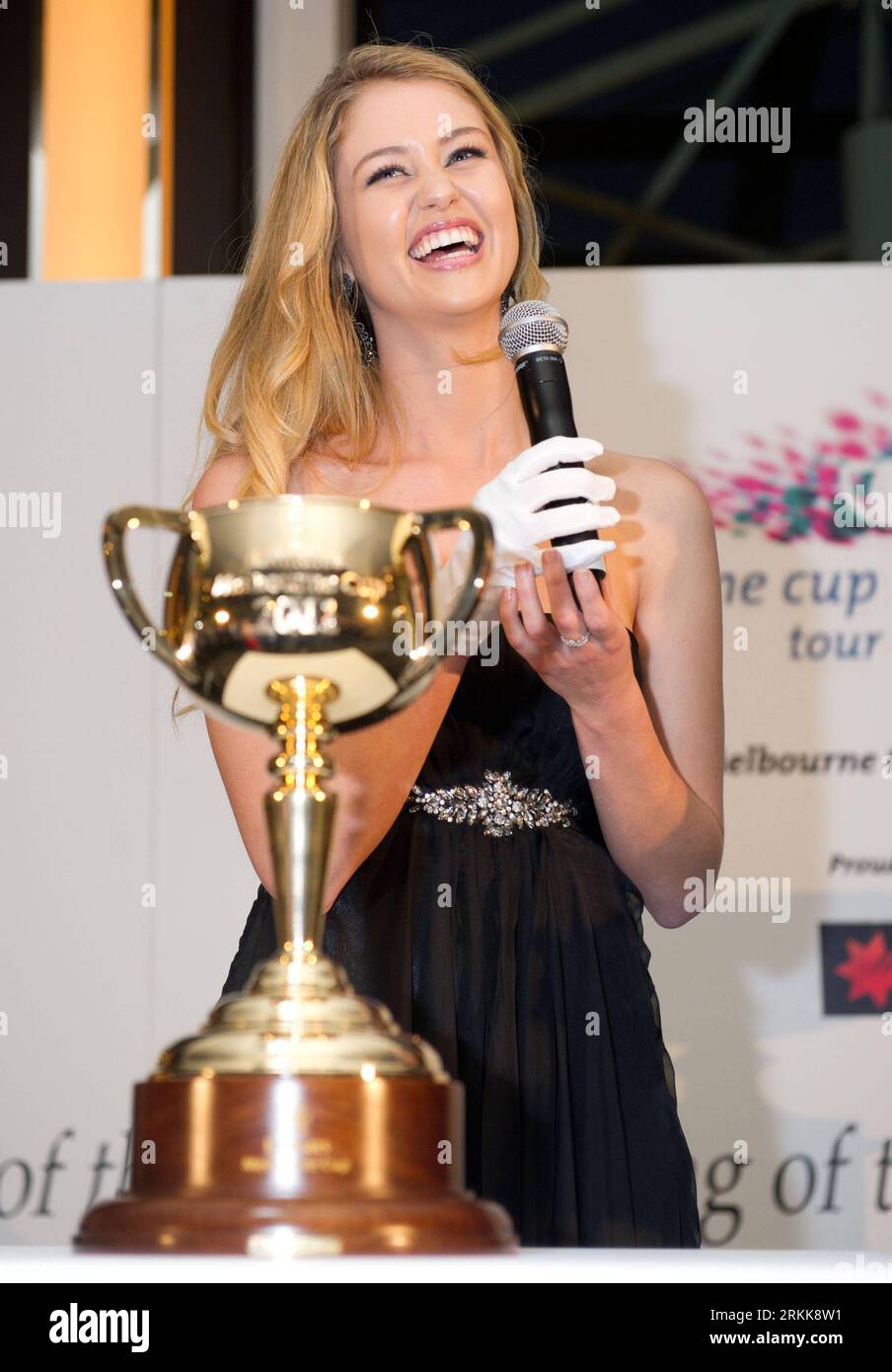Bildnummer: 56211675  Datum: 24.10.2011  Copyright: imago/Xinhua (111024) -- MELBOURNE, Oct. 24, 2011 (Xinhua) -- Miss Universe Scherri-Lee Biggs of Australia presents the 2011 Emirates Melbourne Cup trophy during the homecoming ceremony at the Sofitel in Melbourne, Australia, on Oct. 24, 2011. (Xinhua/Bai Xue)(cyl) AUSTRALIA-MELBOURNE-HORSE RACING-MELBOURNE CUP HOMECOMING CEREMONY PUBLICATIONxNOTxINxCHN People Entertainment x0x xst 2011 hoch      56211675 Date 24 10 2011 Copyright Imago XINHUA  Melbourne OCT 24 2011 XINHUA Miss Universe Scherri Lee Biggs of Australia Presents The 2011 Emirate Stock Photo