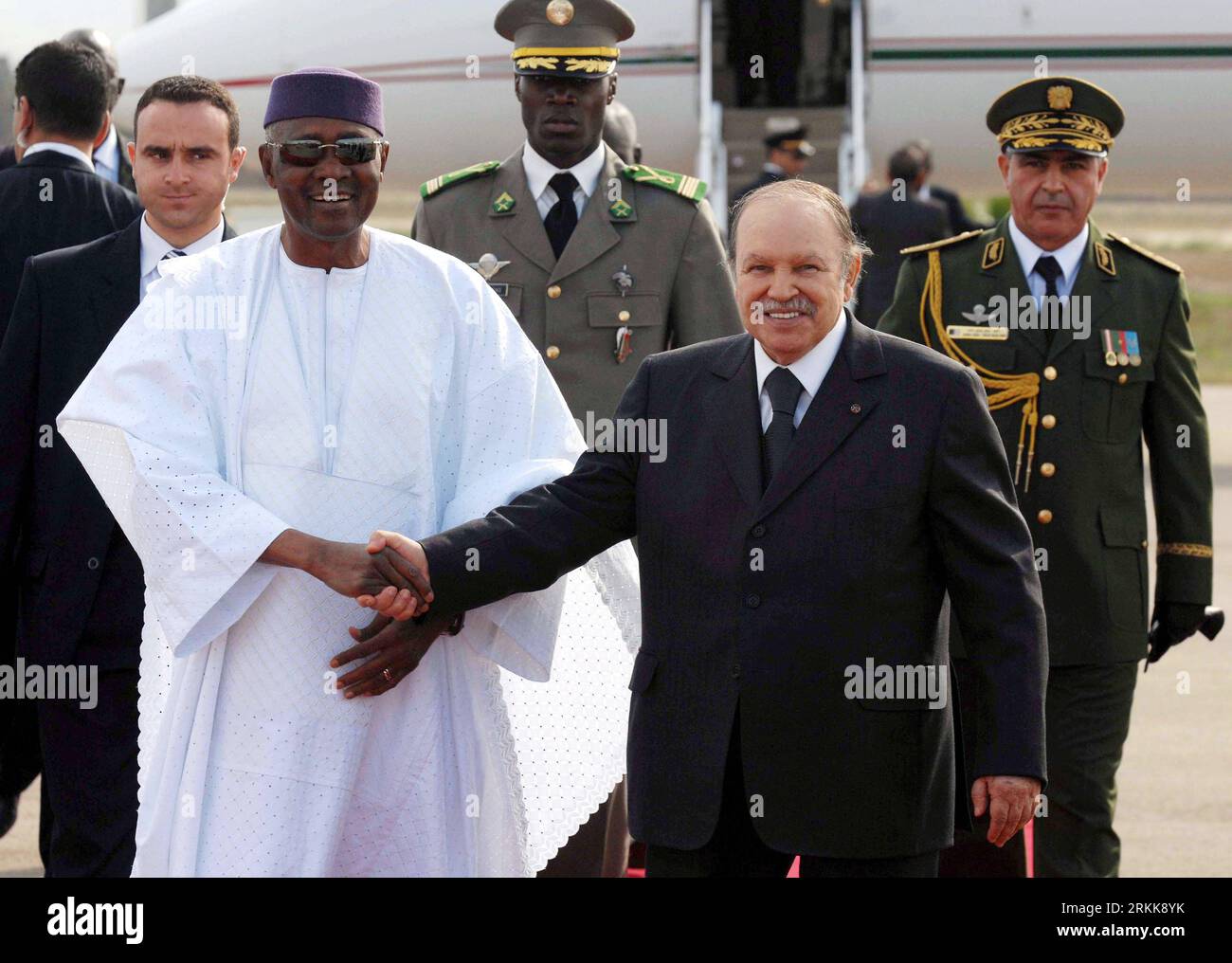Bildnummer: 56212346  Datum: 24.10.2011  Copyright: imago/Xinhua (111024) -- ALGIERS, Oct. 24, 2011 (Xinhua) -- Malian President Amadou Toumani Toure (L, front) shakes hands with Algerian President Abdelaziz Bouteflika upon his arrival at Algiers, capital of Algeria, on Oct. 24, 2011. Amadou Toumani Toure started on Monday a four-day official visit to Algeria, leading a large delegation, to give new impetus to relations between Algeria and Mali and to lay the foundations for a more effective bilateral and regional cooperation, likely to face the terrorist threat in the Sahel region. (Xinhua/Mo Stock Photo