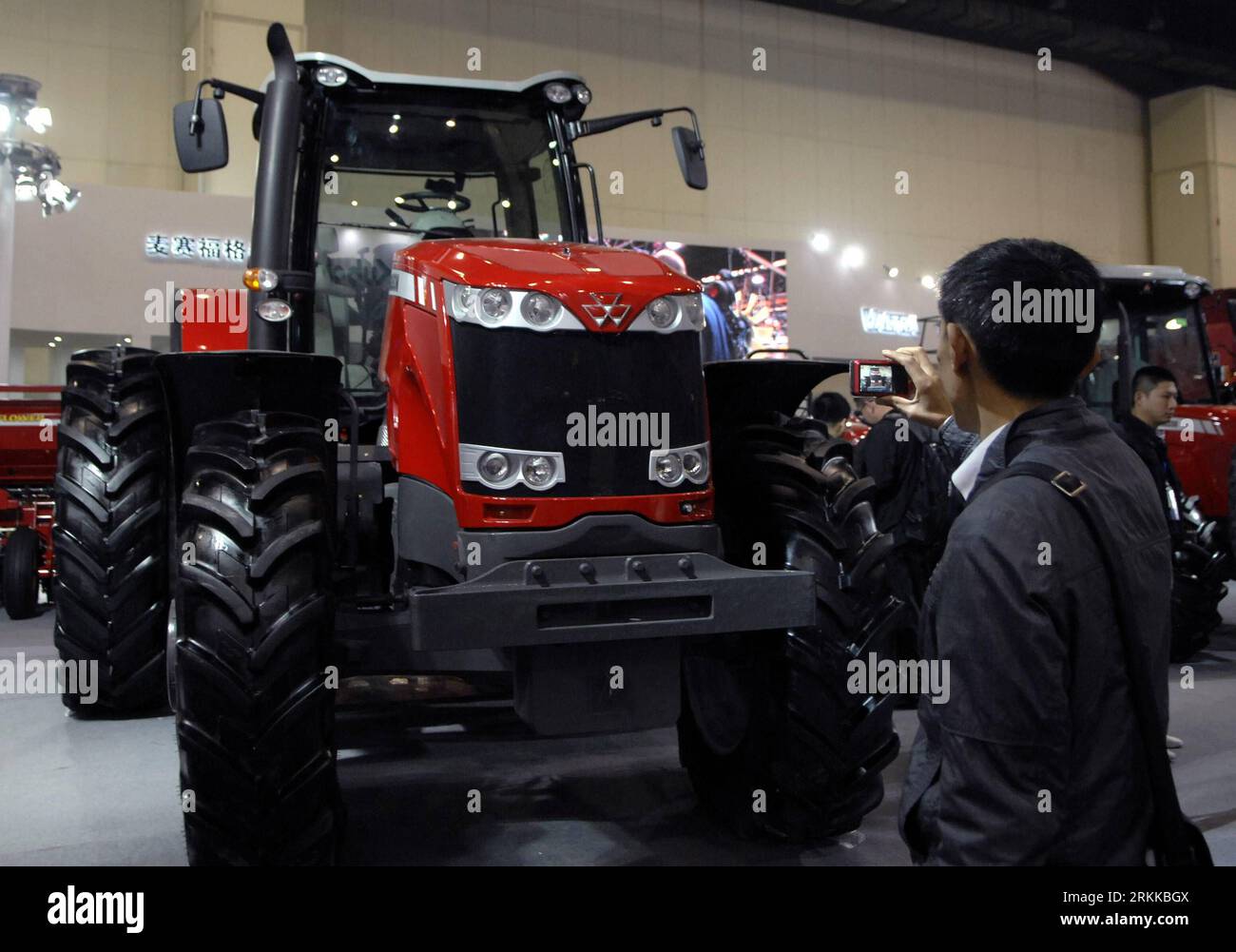 Bildnummer: 56221995  Datum: 27.10.2011  Copyright: imago/Xinhua (111027) -- ZHENGZHOU, Oct. 27, 2011 (Xinhua) -- A visitor takes photos of a tractor at the 2011 China International Agricultural Machinery Exhibition in Zhengzhou, capital of central China s Henan Province, Oct. 27, 2011. The three-day exhibition kicked off on Thursday. (Xinhua/Li Bo) (mp) CHINA-ZHENGZHOU-AGRICULURAL MACHINERY EXHIBITION (CN) PUBLICATIONxNOTxINxCHN Wirtschaft Landwirtschaft Messe Landwirtschaftsmesse Traktor xjh x0x 2011 quer      56221995 Date 27 10 2011 Copyright Imago XINHUA  Zhengzhou OCT 27 2011 XINHUA a Vi Stock Photo