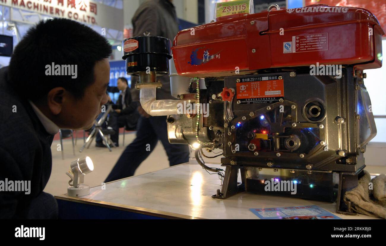 Bildnummer: 56222000  Datum: 27.10.2011  Copyright: imago/Xinhua (111027) -- ZHENGZHOU, Oct. 27, 2011 (Xinhua) -- A visitor looks at a working diesel engine at the 2011 China International Agricultural Machinery Exhibition in Zhengzhou, capital of central China s Henan Province, Oct. 27, 2011. The three-day exhibition kicked off on Thursday. (Xinhua/Li Bo) (mp) CHINA-ZHENGZHOU-AGRICULURAL MACHINERY EXHIBITION (CN) PUBLICATIONxNOTxINxCHN Wirtschaft Landwirtschaft Messe Landwirtschaftsmesse xjh x0x 2011 quer      56222000 Date 27 10 2011 Copyright Imago XINHUA  Zhengzhou OCT 27 2011 XINHUA a Vis Stock Photo