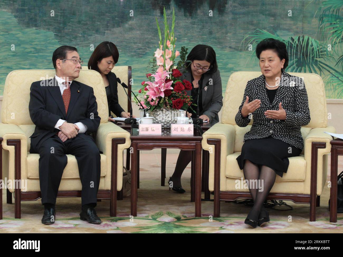 Bildnummer: 56223163  Datum: 27.10.2011  Copyright: imago/Xinhua (111027) -- BEIJING, Oct. 27, 2011 (Xinhua) -- Chinese State Councilor Liu Yandong (1st R) meets with Koichi Kato (1st L), chairman of the Japan-China Friendship Association and the former secretary-general of the Japanese Liberal Democratic Party (LDP), in Beijing, capital of China, Oct. 27, 2011. Liu met with a visiting Japanese delegation headed by Koichi Kato Thursday. (Xinhua/Pang Xinglei) (ly) CHINA-BEIJING-LIU YANDONG-JAPANESE DELEGATION-MEETING (CN) PUBLICATIONxNOTxINxCHN People Politik x0x xst 2011 quer      56223163 Dat Stock Photo