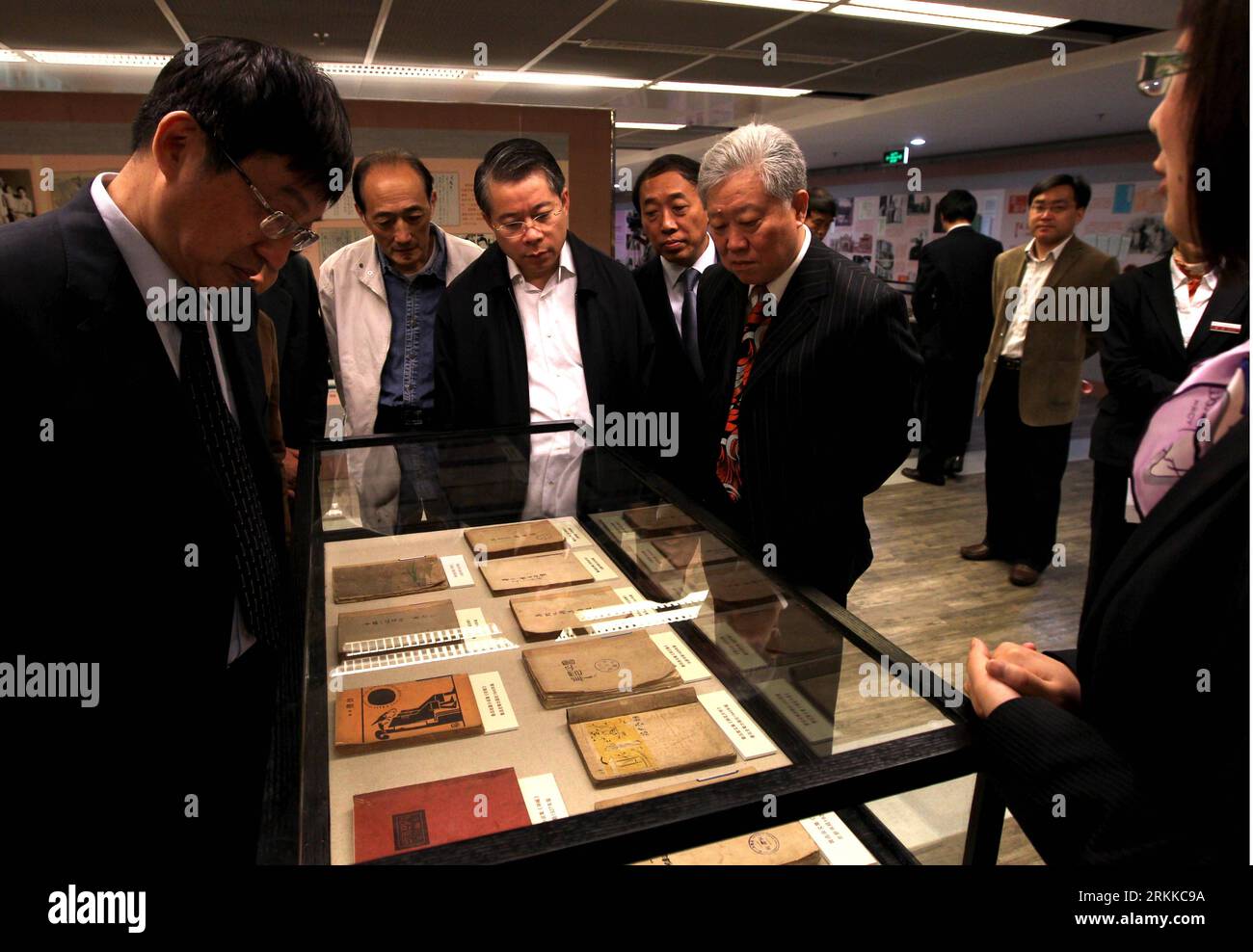 Bildnummer: 56224303  Datum: 28.10.2011  Copyright: imago/Xinhua (111028) -- SHANGHAI, Oct. 28, 2011 (Xinhua) -- Visitors view copies of Lu Xun s works in Shanghai, east China, Oct. 28, 2011. The Chinese Literature Masters Exhibition was held in the Library of the Putuo District on Friday. (Xinhua/Ren Long) (zkr) CHINA-SHANGHAI-EXHIBITION-CHINESE LITERATURE MASTERS(CN) PUBLICATIONxNOTxINxCHN Kunst Ausstellung Kultur x0x xtm 2011 quer      56224303 Date 28 10 2011 Copyright Imago XINHUA  Shanghai OCT 28 2011 XINHUA Visitors View copies of Lu Xun S Works in Shanghai East China OCT 28 2011 The Ch Stock Photo