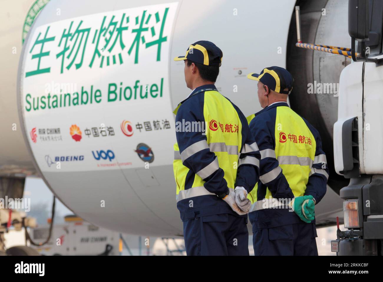 Bildnummer: 56225464  Datum: 28.10.2011  Copyright: imago/Xinhua (111028) -- BEIJING, Oct. 28, 2011 (Xinhua) -- The Boeing 747 conducting the trail flight powered by a mix of biofuel and traditional aviation fuel waits for refuelling at Beijing Capital International Airport in Beijing, capital of China, Oct. 28, 2011. Air China on Friday conducted its first trial flight of a passenger plane powered by a mix of biofuel and traditional aviation fuel. The biofuel used in the trial flight was produced from the seeds of tung trees. (Xinhua/Jing Lei)(mcg) CHINA-BEIJING-AVIATION BIOFUEL-SUCCESSFUL TE Stock Photo