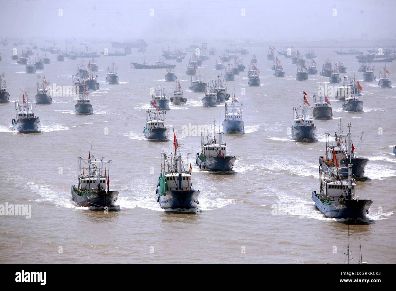 Bildnummer: 56226631  Datum: 01.08.2010  Copyright: imago/Xinhua (111028) -- ZHOUSHAN, Oct. 28, 2011 (Xinhua) -- File photo taken on Aug. 1, 2010 shows fishing boats departing from the harbor for harvesting shrimp in Zhoushan, east China s Zhejiang Province. (Xinhua/Hu Sheyou) (hdt) CHINA-ZHOUSHAN ARCHIPELAGO NEW AREA-OCEANIC ECONOMY (CN) PUBLICATIONxNOTxINxCHN Wirtschaft Fischerei x2x xst 2010 quer o0 Schiff Fischerei Wirtschaft Totale Symbol Kutter o00 Flotte     56226631 Date 01 08 2010 Copyright Imago XINHUA  Zhou Shan OCT 28 2011 XINHUA File Photo Taken ON Aug 1 2010 Shows Fishing Boats d Stock Photo