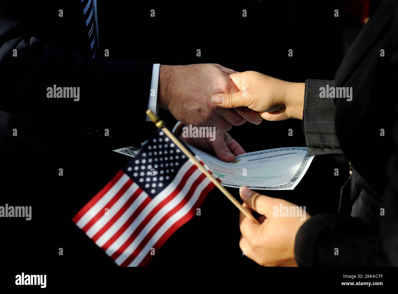 Bildnummer: 56227290  Datum: 28.10.2011  Copyright: imago/Xinhua (111028) -- NEW YORK, Oct. 28, 2011 (Xinhua) -- A new citizen (R) receives Certificate of Naturalization from Alejandro Mayorkas, director of U.S. Citizenship and Immigration Services, during a naturalization ceremony at Liberty Island in New York, the United States, on Oct. 28, 2011. One hundred and twenty-five citizens were naturalized on the occasion of the 125th anniversary of the Statue of Liberty at Liberty Island. (Xinhua/Shen Hong) U.S.-NEW YORK-STATUE OF LIBERTY-ANNIVERSARY-NATURALIZATION PUBLICATIONxNOTxINxCHN Gesellsch Stock Photo