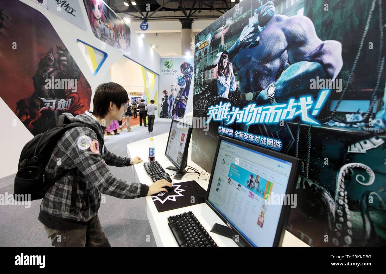 Bildnummer: 56227867  Datum: 28.10.2011  Copyright: imago/Xinhua (111029) -- BEIJING, Oct. 29, 2011 (Xinhua) -- A visitor tries an online game during the expo in Beijing, capital of China, Oct. 28, 2011. The 9th China International Digital Content Expo was held in the Beijing Exhibition Center on Friday. (Xinhua/Luo Wei) (zkr) CHINA-BEIJING-INTERNATIONAL DIGITAL CONTENT EXPO (CN) PUBLICATIONxNOTxINxCHN Gesellschaft x2x xtm 2011 quer o0 Messe Wirtschaft Computerspiel Computerspielmesse     56227867 Date 28 10 2011 Copyright Imago XINHUA  Beijing OCT 29 2011 XINHUA a Visitor tries to Online Game Stock Photo