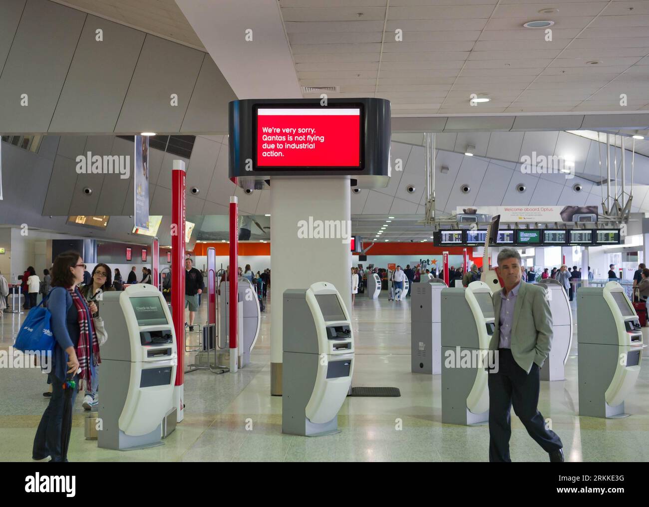 Bildnummer: 56228868  Datum: 30.10.2011  Copyright: imago/Xinhua (111030) -- MELBOURNE, Oct. 30, 2011 (Xinhua) -- Passengers hover around unavailable Qantas self-check machines at the airport in Melbourne, Australia, Oct. 30, 2011. Australia s largest airline company Qantas on Saturday made a sudden announcement to ground its entire flights and locking out its staff due to pay and job security quarrel with the trade unions. (Xinhua/Bai Xue) (djj) AUSTRALIA-MELBOURNE-QANTAS PUBLICATIONxNOTxINxCHN Wirtschaft Verkehr Luftfahrt Streik Flugausfälle Grounding xjh x0x premiumd 2011 quer     56228868 Stock Photo