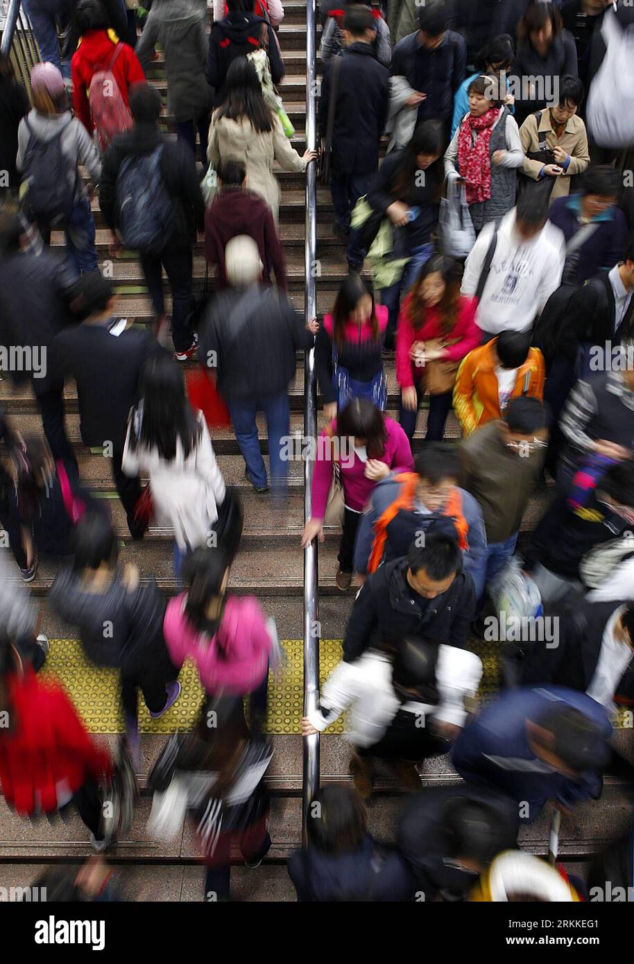 Bildnummer: 56231278  Datum: 30.10.2011  Copyright: imago/Xinhua (111030) -- BEIJING, Oct. 30, 2011 (Xinhua) -- Photo taken on Oct. 28, 2011 shows in a metro station in Beijing, capital of China. (Xinhua/Wan Xiang) (ly) POPULATION-WORLD-CHINA (CN) PUBLICATIONxNOTxINxCHN Gesellschaft x2x xtm 2011 hoch Aufmacher o0 Symbol Dynamik Gegensatz Richtung Passagier Passant Treppe treppauf treppab hoch runter Aufstieg Abstieg     56231278 Date 30 10 2011 Copyright Imago XINHUA  Beijing OCT 30 2011 XINHUA Photo Taken ON OCT 28 2011 Shows in a Metro Station in Beijing Capital of China XINHUA Wan Xiang Ly Stock Photo