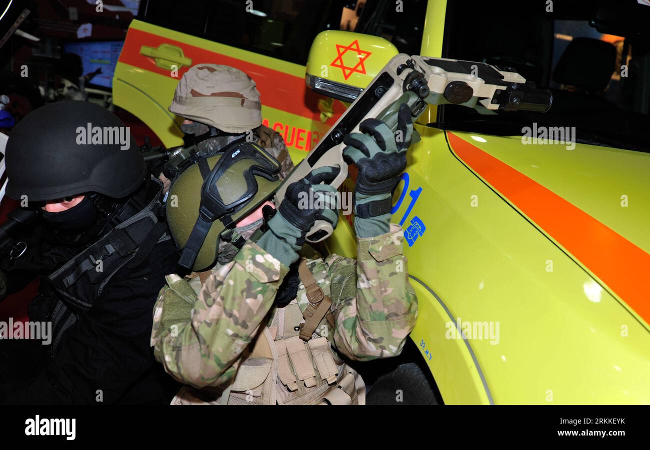 Weapon system operators hi-res stock photography and images - Alamy