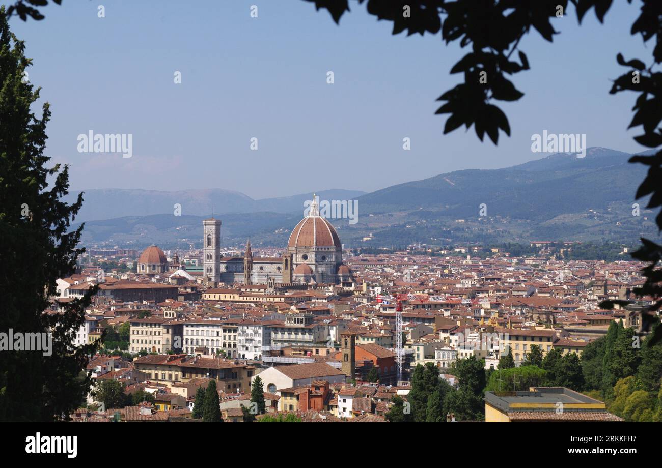 Florence, Italy. 25th Aug, 2023. A view of Florence, Italy, on August 25 2023. 16 Italian cities, including Rome, Florence, Bologna, Milan, Naples, Venice, have been currently issued with a heatwave red alert. According to the forecasts, though, on August 27 the arrival of cyclone "Poppea" will bring milder temperatures. (Photo by Elisa Gestri/Sipa USA) Credit: Sipa USA/Alamy Live News Stock Photo