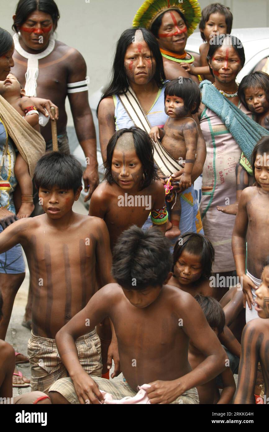 Bildnummer: 56239123  Datum: 01.11.2011  Copyright: imago/Xinhua (111102) -- BELEN, Nov. 2, 2011 (Xinhua) -- Members of the Kayapo ethnic group from the Sao Felix do Xingu municipality participate in a rally to demand public transportation services in front of the Justice and Human Rights Secretary in Belen, capital of Para state, Brazil, Nov. 1, 2011. (Xinhua/Tarso Sarraf)(ctt) BRASIL-BELEN-SOCIETY-PROTEST PUBLICATIONxNOTxINxCHN Gesellschaft Indianer x0x xsk 2011 hoch premiumd      56239123 Date 01 11 2011 Copyright Imago XINHUA  Belen Nov 2 2011 XINHUA Members of The Kayapo Ethnic Group from Stock Photo