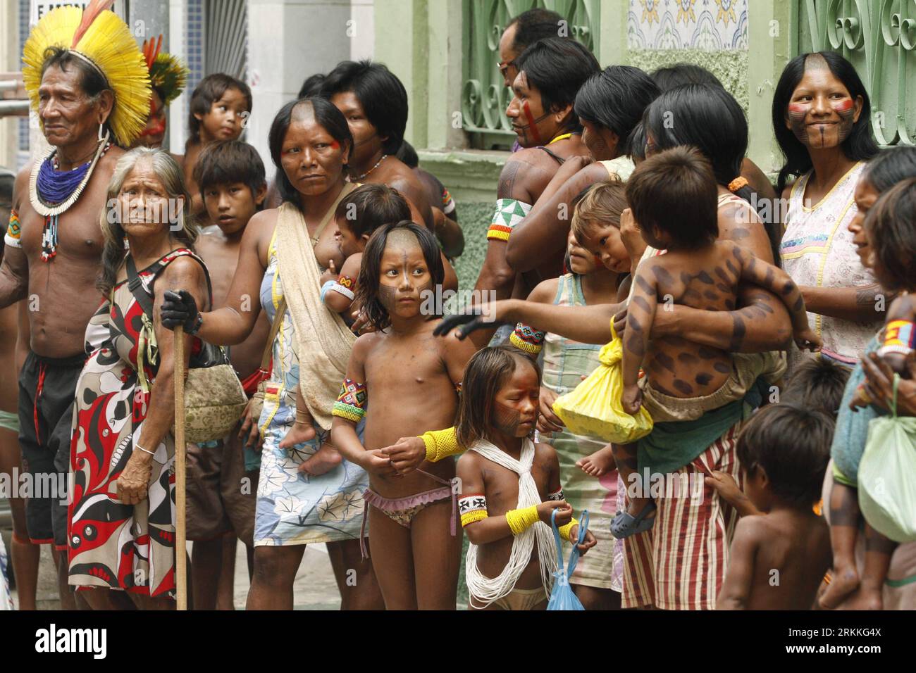 Bildnummer: 56239126  Datum: 01.11.2011  Copyright: imago/Xinhua (111102) -- BELEN, Nov. 2, 2011 (Xinhua) -- Members of the Kayapo ethnic group from the Sao Felix do Xingu municipality participate in a rally to demand public transportation services in front of the Justice and Human Rights Secretary in Belen, capital of Para state, Brazil, Nov. 1, 2011. (Xinhua/Tarso Sarraf)(ctt) BRASIL-BELEN-SOCIETY-PROTEST PUBLICATIONxNOTxINxCHN Gesellschaft Indianer x0x xsk 2011 quer premiumd      56239126 Date 01 11 2011 Copyright Imago XINHUA  Belen Nov 2 2011 XINHUA Members of The Kayapo Ethnic Group from Stock Photo