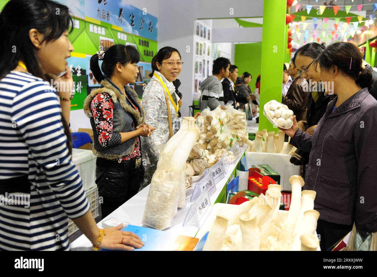 Bildnummer: 56250943  Datum: 05.11.2011  Copyright: imago/Xinhua (111105) -- WUHAN, Nov. 5, 2011 (Xinhua) -- Visitors select mushroom during an agricultural fair in Wuhan, capital of central China s Hubei Province, Nov. 5, 2011. More than 17,000 agricultural produces from 2,300 exhibitors around the world took part in the four-day fair starting on Saturday. (Xinhua/Hao Tongqian) (ry) CHINA-WUHAN-AGRICULTURE-FAIR (CN) PUBLICATIONxNOTxINxCHN Wirtschaft Messe Landwirtschaft Landwirtschaftsmesse xbs x0x 2011 quer      56250943 Date 05 11 2011 Copyright Imago XINHUA  Wuhan Nov 5 2011 XINHUA Visitor Stock Photo