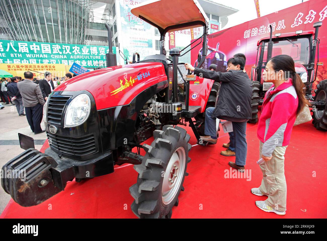 Bildnummer: 56250946  Datum: 05.11.2011  Copyright: imago/Xinhua (111105) -- WUHAN, Nov. 5, 2011 (Xinhua) -- Visitors look at the agricultural mechanical equipments during an agricultural fair in Wuhan, capital of central China s Hubei Province, Nov. 5, 2011. More than 17,000 agricultural produces from 2,300 exhibitors around the world took part in the fair starting on Saturday. (Xinhua/Wang Zhenwu) (ry) CHINA-WUHAN-AGRICULTURE-FAIR (CN) PUBLICATIONxNOTxINxCHN Wirtschaft Messe Landwirtschaft Landwirtschaftsmesse xbs x0x 2011 quer      56250946 Date 05 11 2011 Copyright Imago XINHUA  Wuhan Nov Stock Photo