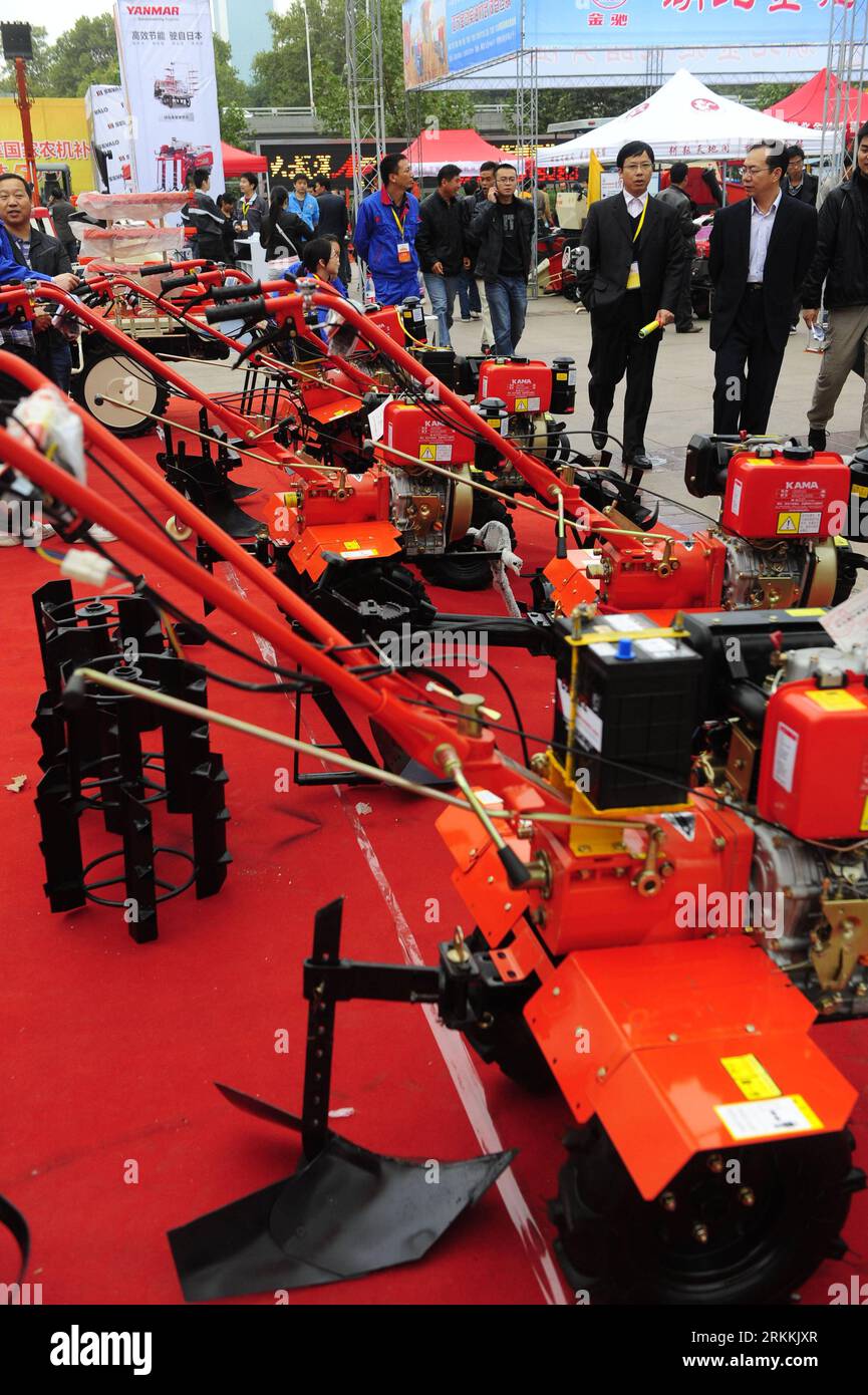 Bildnummer: 56250941  Datum: 05.11.2011  Copyright: imago/Xinhua (111105) -- WUHAN, Nov. 5, 2011 (Xinhua) -- Visitors look at the agricultural mechanical equipments during an agricultural fair in Wuhan, capital of central China s Hubei Province, Nov. 5, 2011. More than 17,000 agricultural produces from 2,300 exhibitors around the world took part in the four-day fair starting on Saturday. (Xinhua/Hao Tongqian) (ry) CHINA-WUHAN-AGRICULTURE-FAIR (CN) PUBLICATIONxNOTxINxCHN Wirtschaft Messe Landwirtschaft Landwirtschaftsmesse xbs x0x 2011 hoch      56250941 Date 05 11 2011 Copyright Imago XINHUA Stock Photo