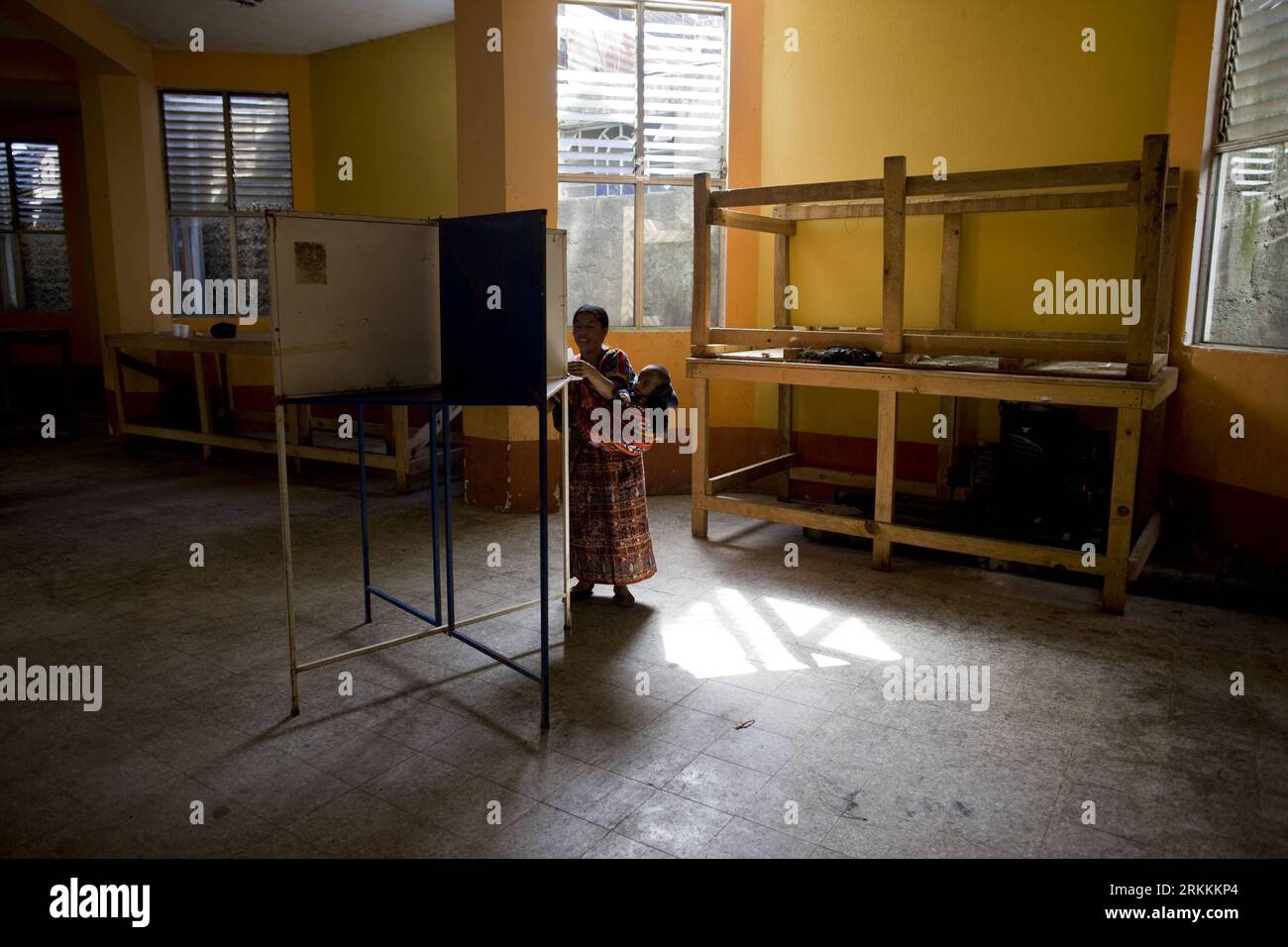 Bildnummer: 56254701  Datum: 06.11.2011  Copyright: imago/Xinhua (111107) -- SAN JUAN COMALAPA, Nov. 7, 2011 (Xinhua) -- A woman casts her vote at a polling station in the province of San Juan Comalapa, in Guatemala, on Nov. 6, 2011. Guatemalans started streaming into polling stations Sunday morning to vote in their country s presidential run-off. More than 2,500 polling stations across the Central American country opened their doors at 7 a.m. (1300 GMT) for the election, a follow-up to the first round in September. (Xinhua/Guillermo Arias) (py) (srb) GUATEMALA-SAN JUAN COMALAPA-PESIDENTIAL EL Stock Photo