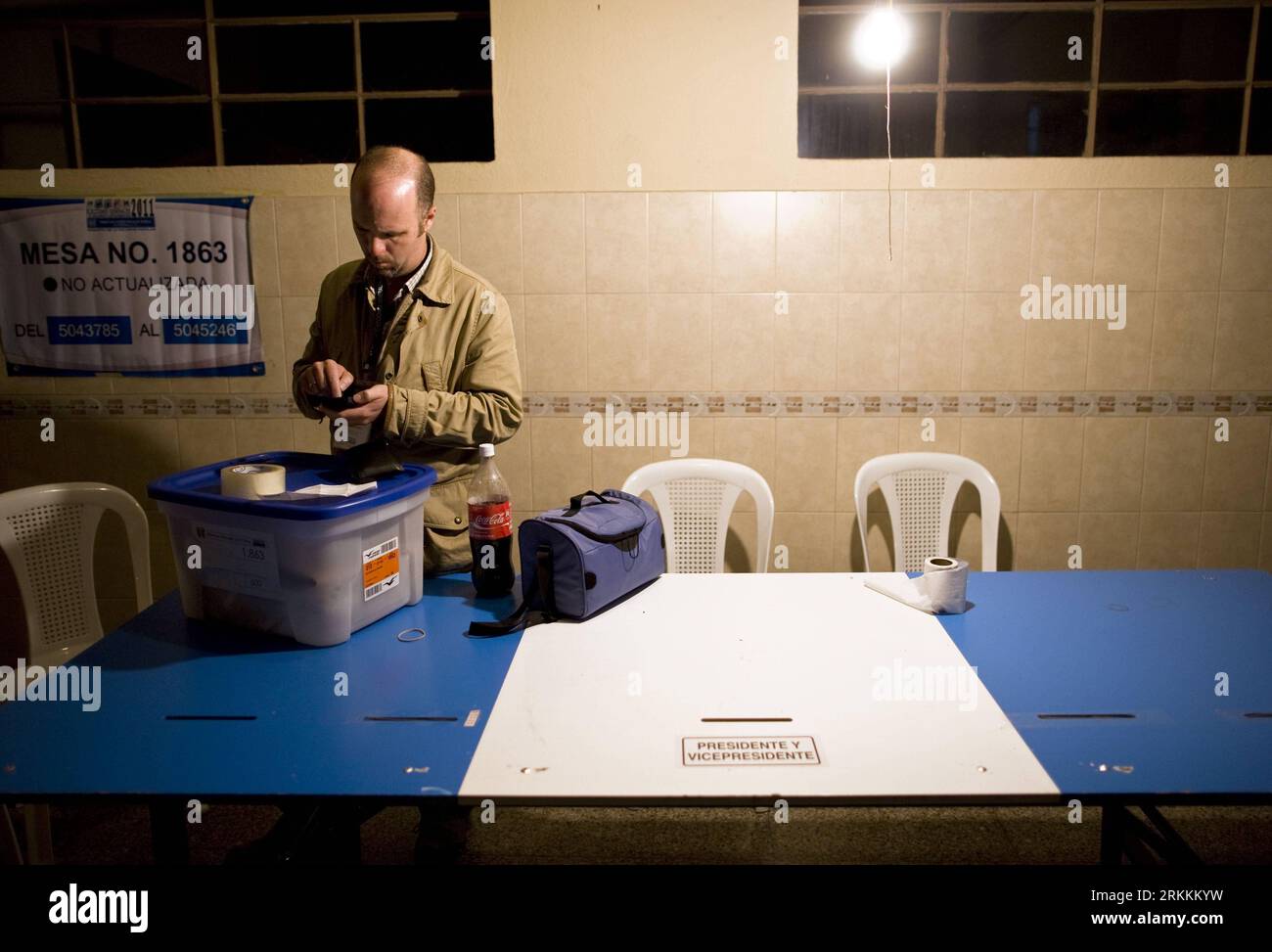Bildnummer: 56255971  Datum: 06.11.2011  Copyright: imago/Xinhua (111107) -- GUATEMALA CITY, Nov. 7, 2011 (Xinhua) -- A poll officer prepares to leave after counting votes in Guatemala City, capital of Guatemala, on Nov. 6, 2011. Citizens voted during the second round of presidential elections in which Otto Perez Molina, candidate of Guatemala s Patriot Party, has won the country s presidential run-off elections, according to the electoral commission. (Xinhua/Guillermo Arias) (ctt) GUATEMALA-GUATEMALA CITY-PESIDENTIAL ELECTION PUBLICATIONxNOTxINxCHN Politik Wahl Präsidentschaftswahl Wahllokal Stock Photo