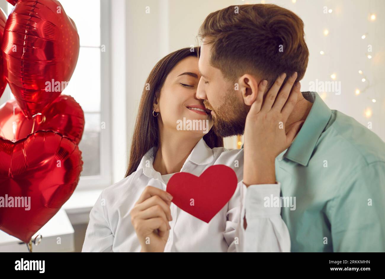 Woman kissing balloon Banque de photographies et d'images à haute  résolution - Alamy