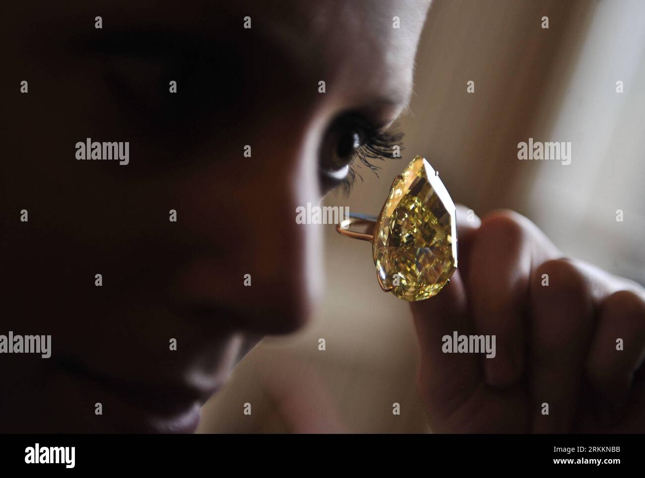 Largest diamond in the world hi-res stock photography and images
